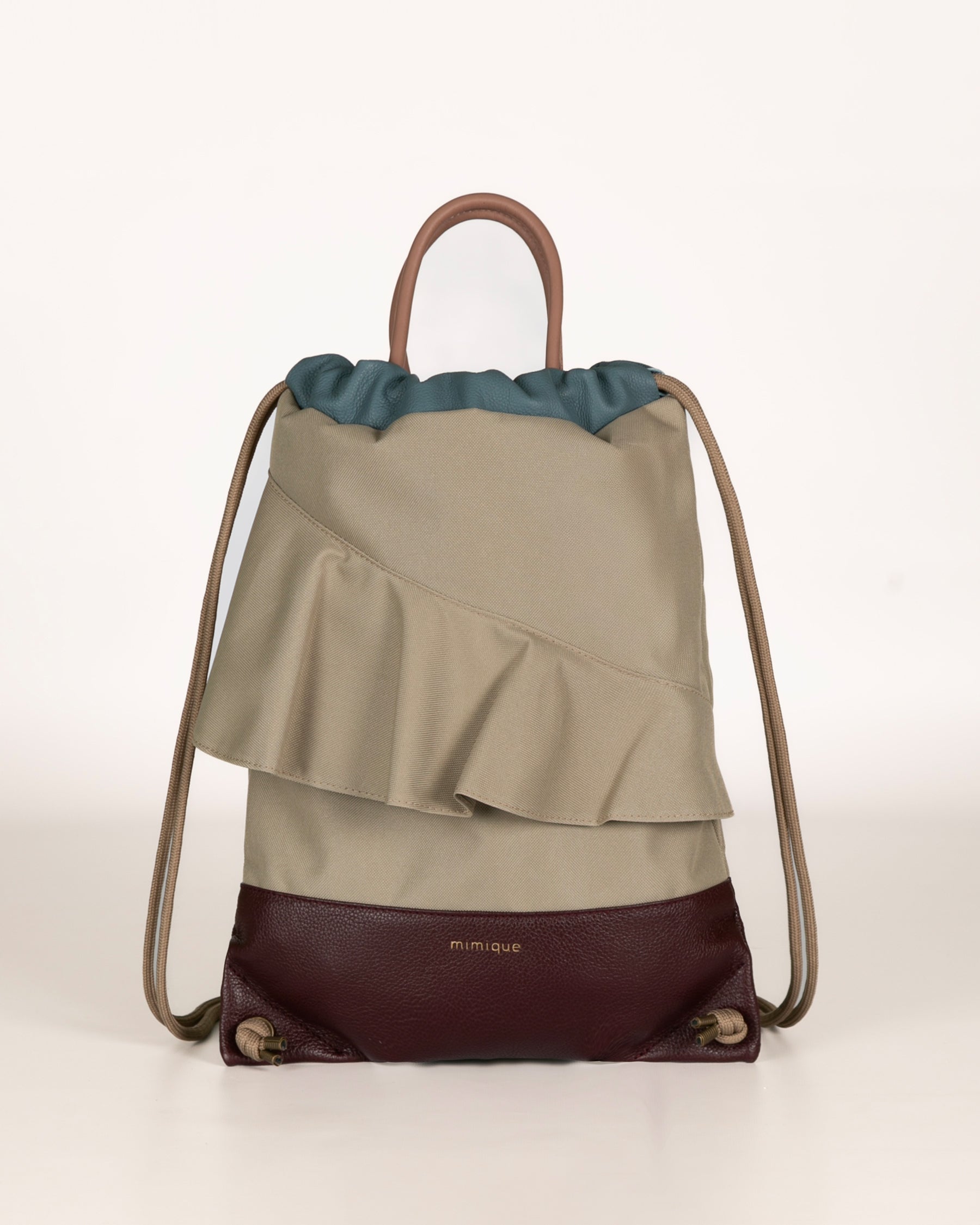 Mochila bolso de mujer de piel y loneta impermeable burdeos y beige Zahora de Mimique. Hecha a mano en España. Cómoda, ligera y atemporal