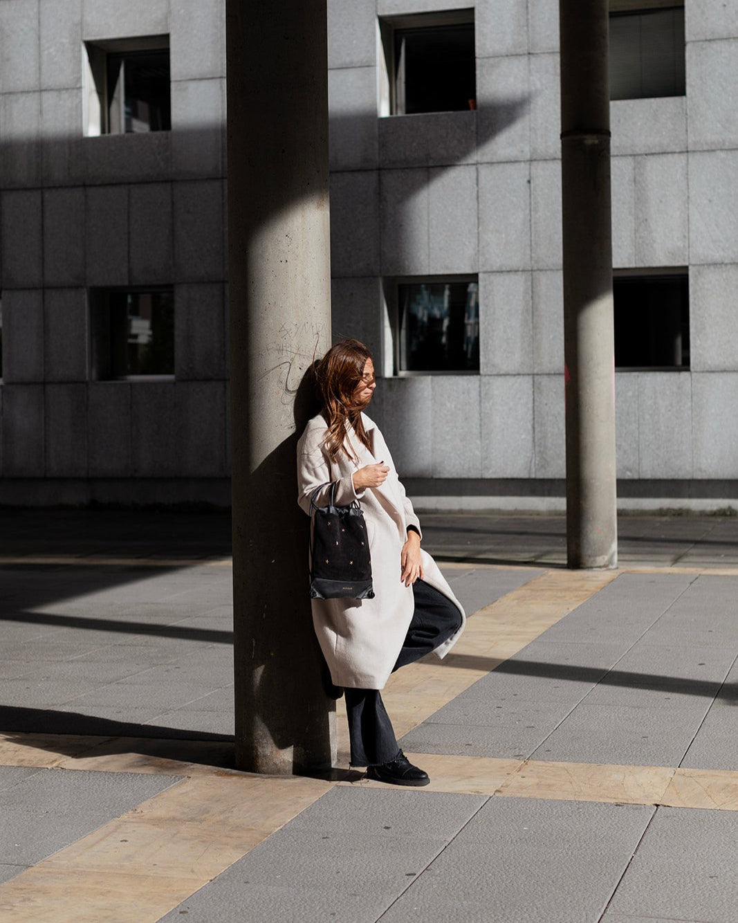 Mochila mediana de piel negra para mujer Tachuelas de Mimique. Hecha de forma artesanal en España. Ligera y versátil