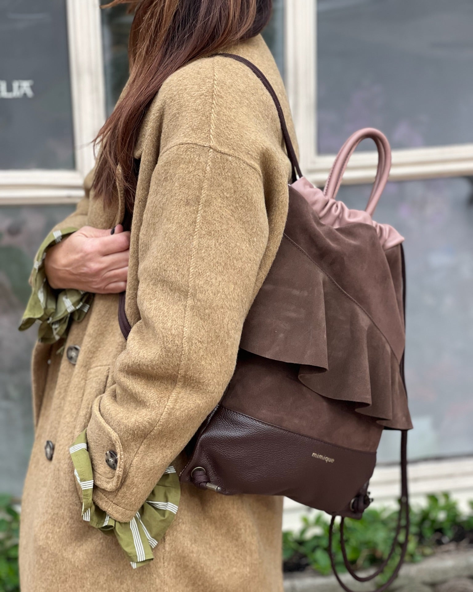 Mochila de piel y serraje de Mimique. Tamaño grande con original diseño con volante. Hecha de forma artesanal en España con materiales de gran calidad. Cómoda, ligera y con gran capacidad