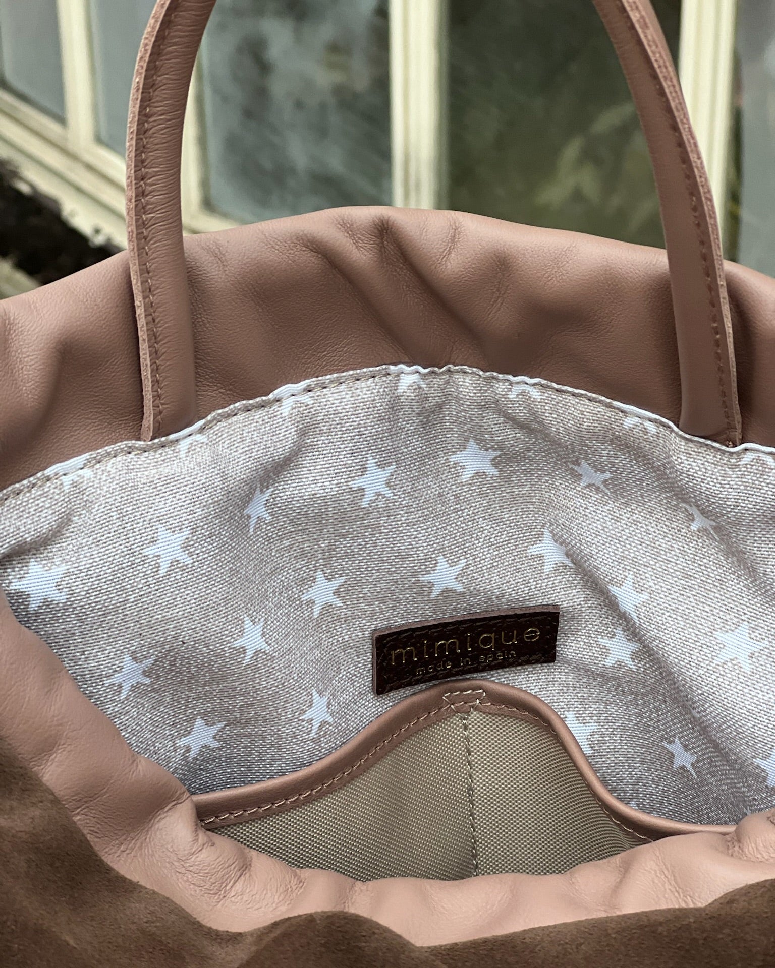 Mochila de piel y serraje de Mimique. Tamaño grande con original diseño con volante. Hecha de forma artesanal en España con materiales de gran calidad. Forro y bolsillos interiores