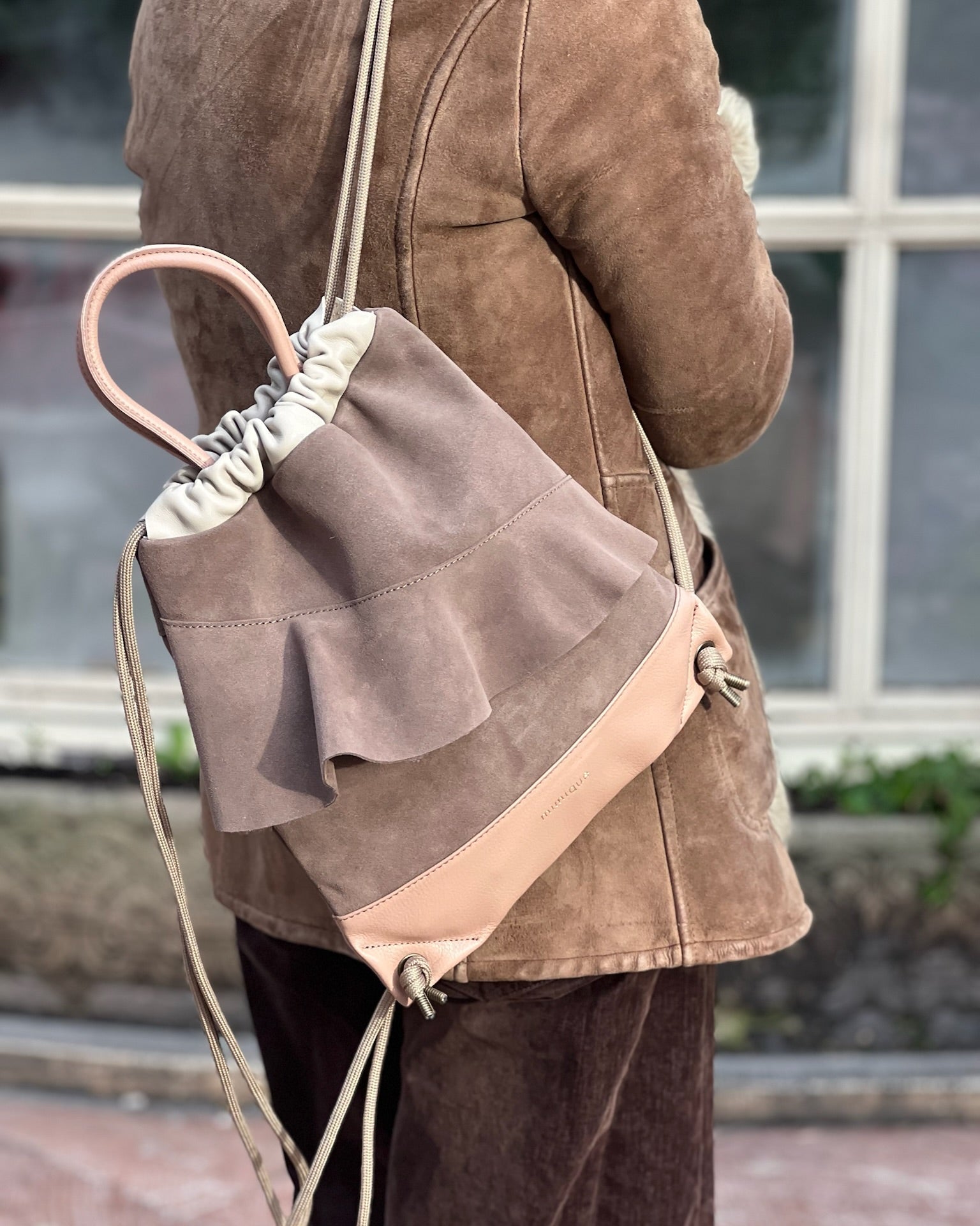 Mochila bolso de piel y serraje con original diseño con volante. Hecha a mano en España con materiales de gran calidad. Cómoda, ligera y de gran capacidad