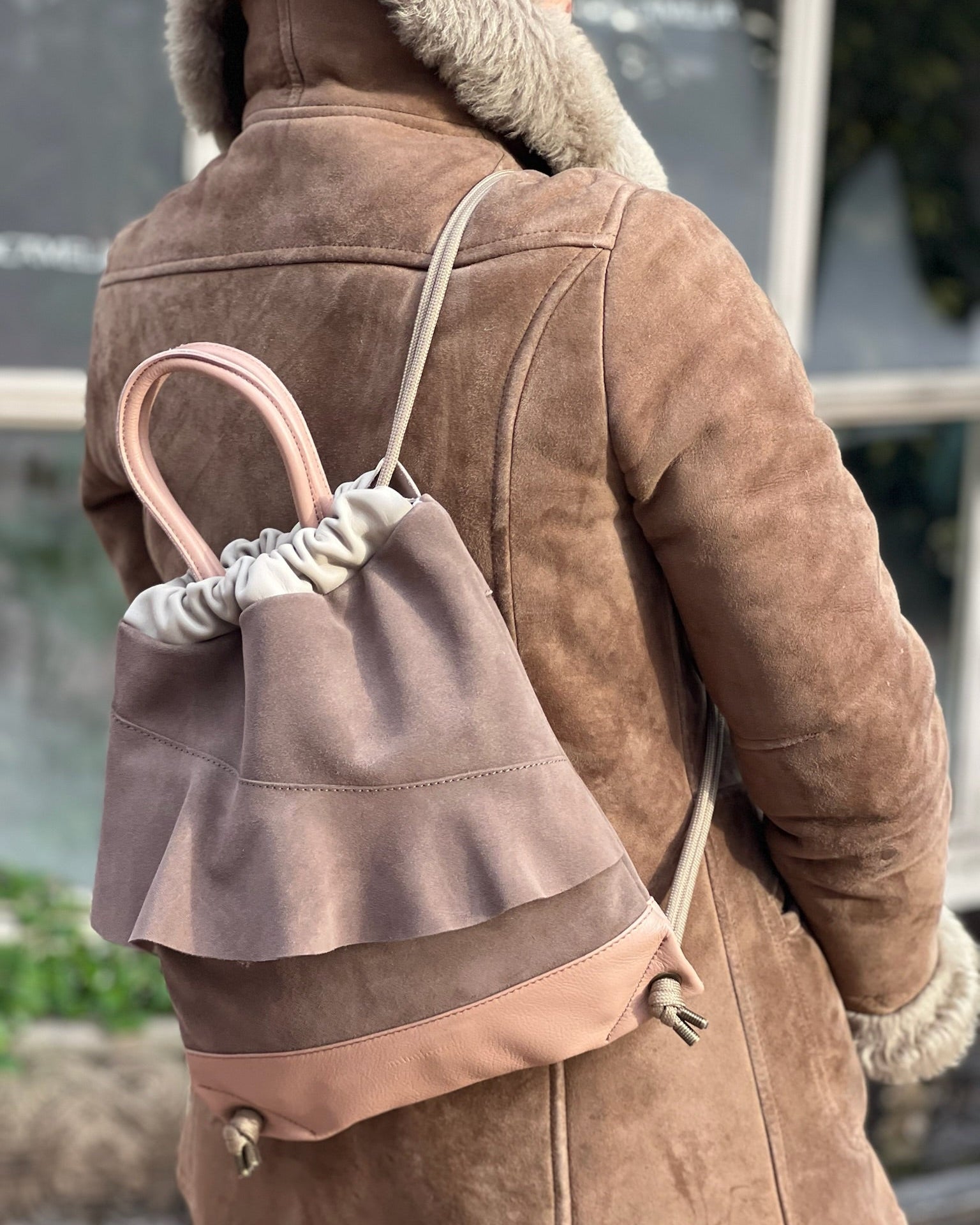 Mochila bolso de piel y serraje con original diseño con volante. Hecha a mano en España con materiales de gran calidad. Cómoda, ligera y de gran capacidad