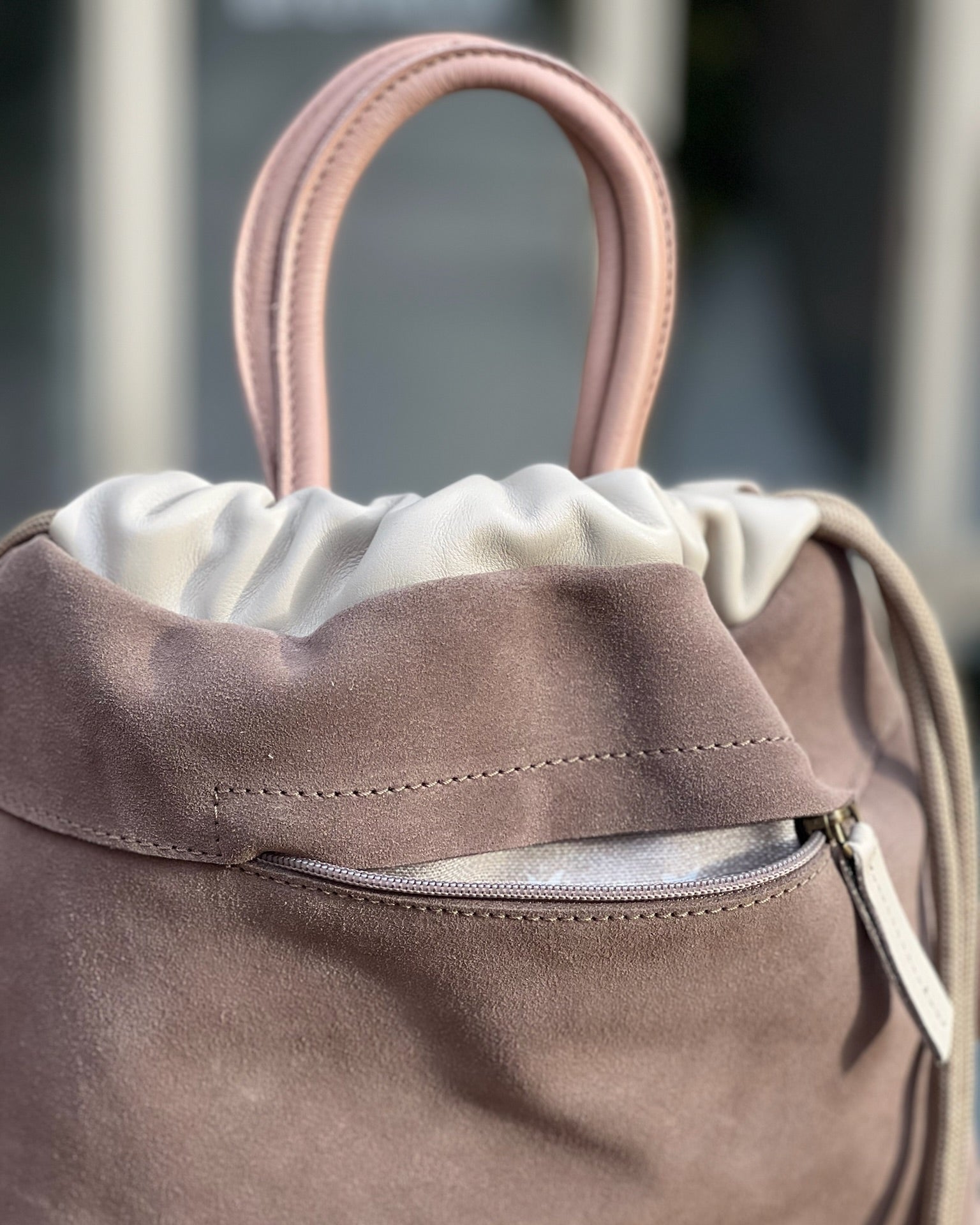 Bolso mochila de piel y serraje con volante. Hecha a mano en España con materiales de gran calidad. Bolsillo con cremallera