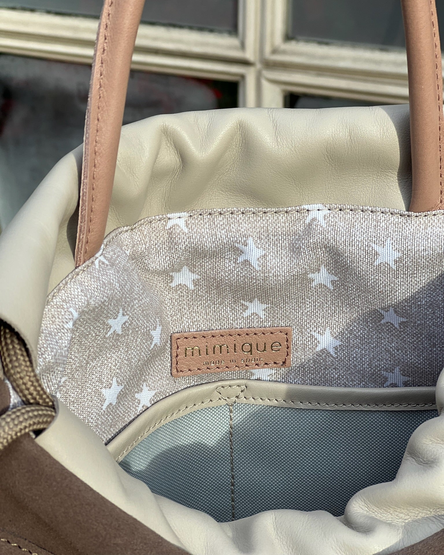 Mochila bolso de piel y serraje con original diseño con volante. Hecha a mano en España con materiales de gran calidad. Forro y bolsillos interiores