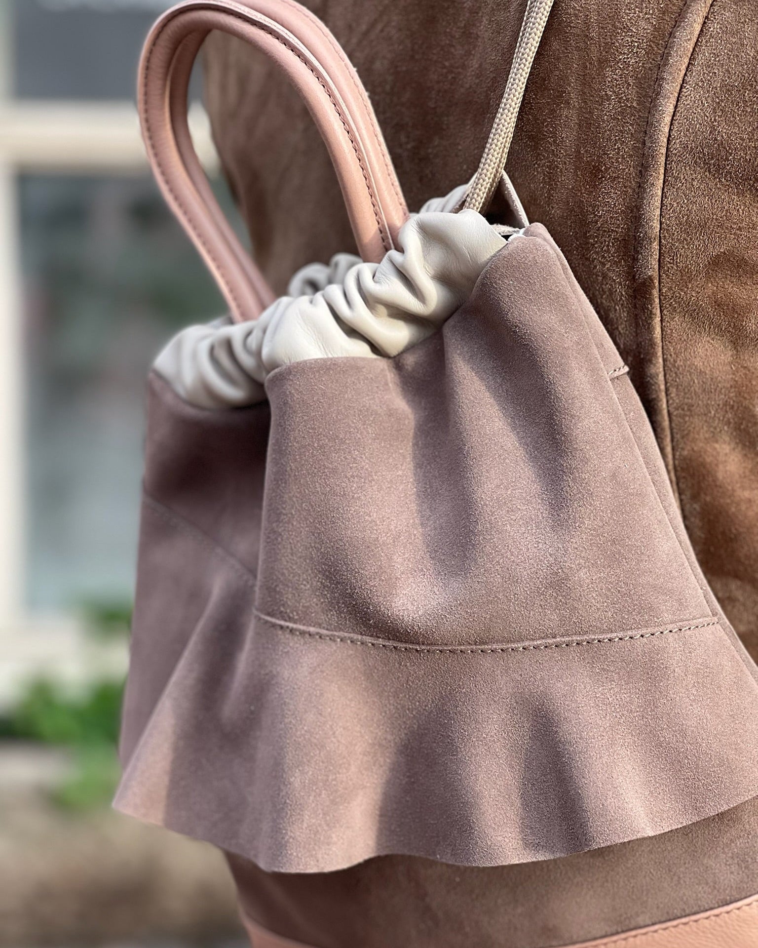 Mochila bolso de piel y serraje con original diseño con volante. Hecha artesanalmente en España con materiales de gran calidad. Detalle del vololante