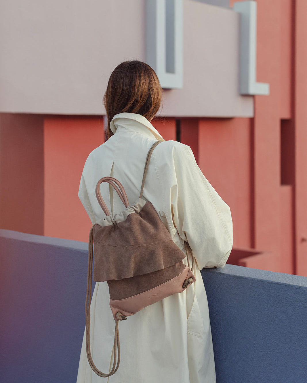 Mochila bolso de piel y serraje con original diseño con volante. Made in Spain. Cómoda, ligera y de gran capacidad