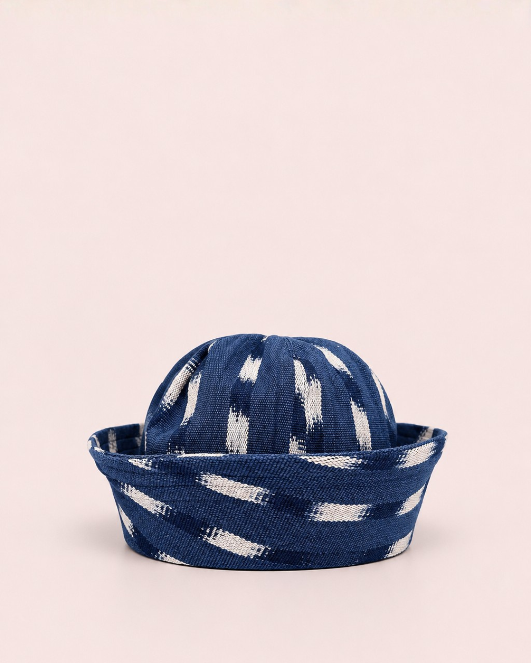 Sombrero marinero para mujer de Mimique en auténtica loneta ikat mallorquina con inspiración mediterránea color azul