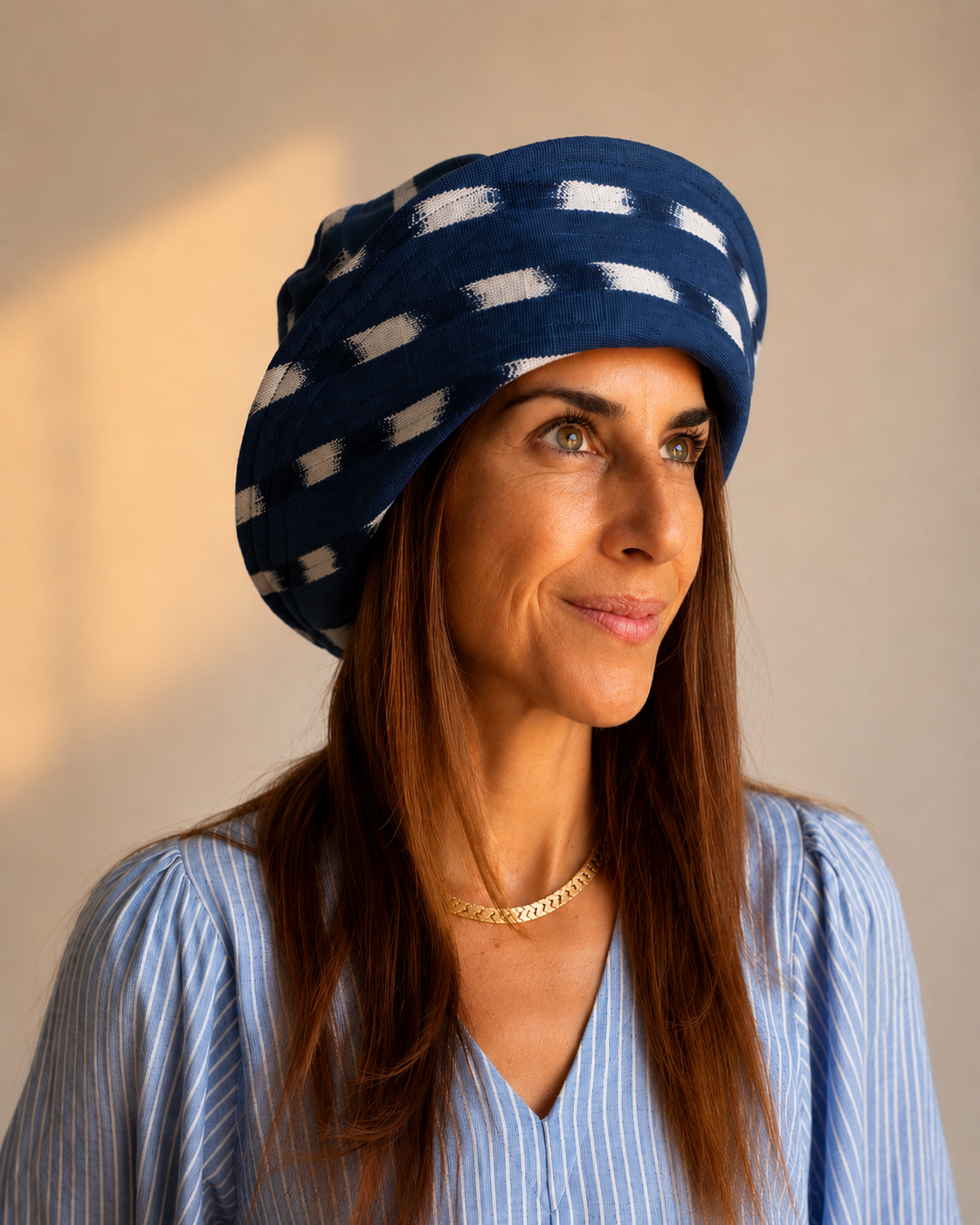 Sombrero marinero Mimique en ikat artesanal azul con diseño de inspiración mediterránea cómodo y favorecedor