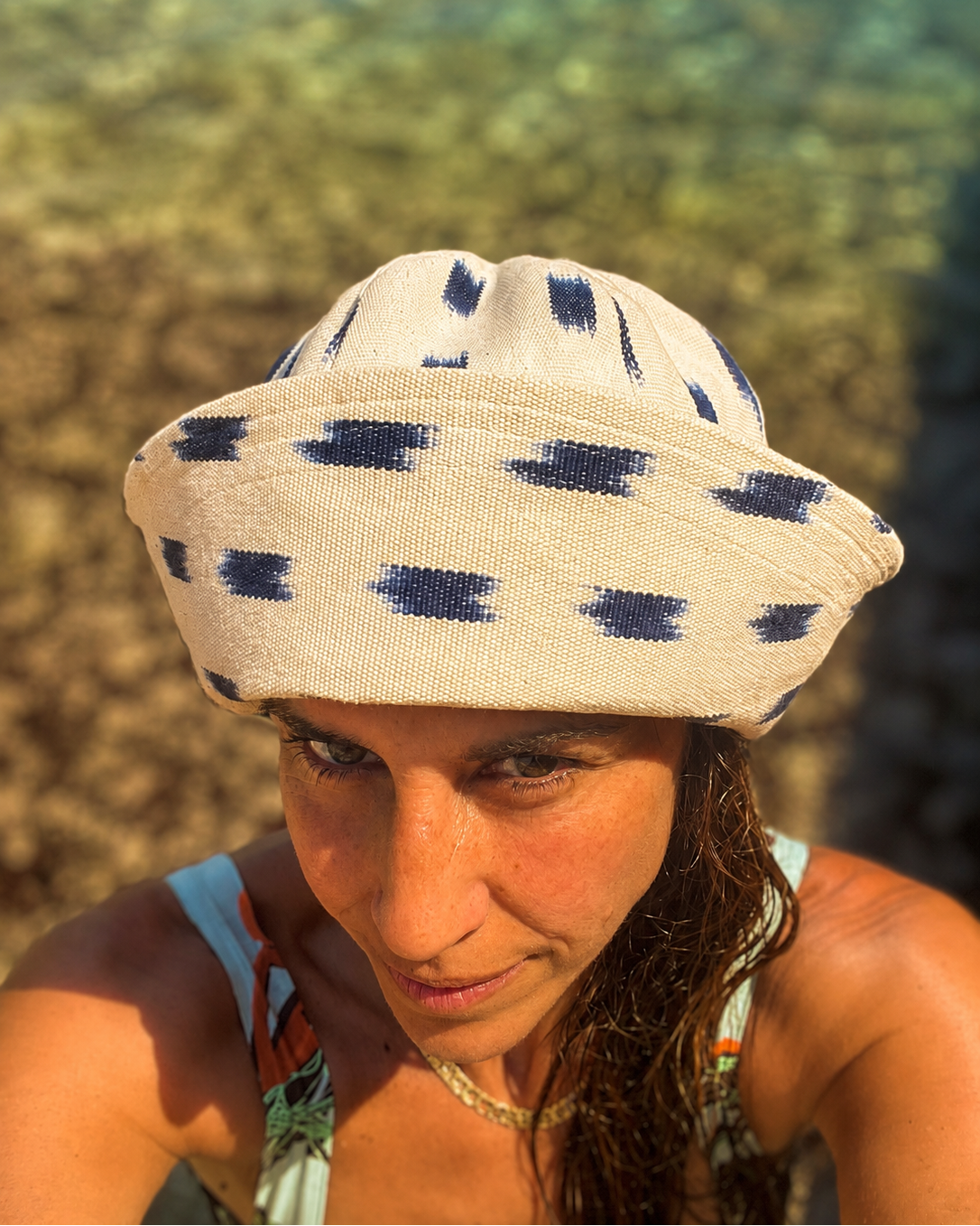 Sombrero ikat Mimique con diseño marinero e inspiración mediterránea cómodo ligero y versátil color blanco crudo