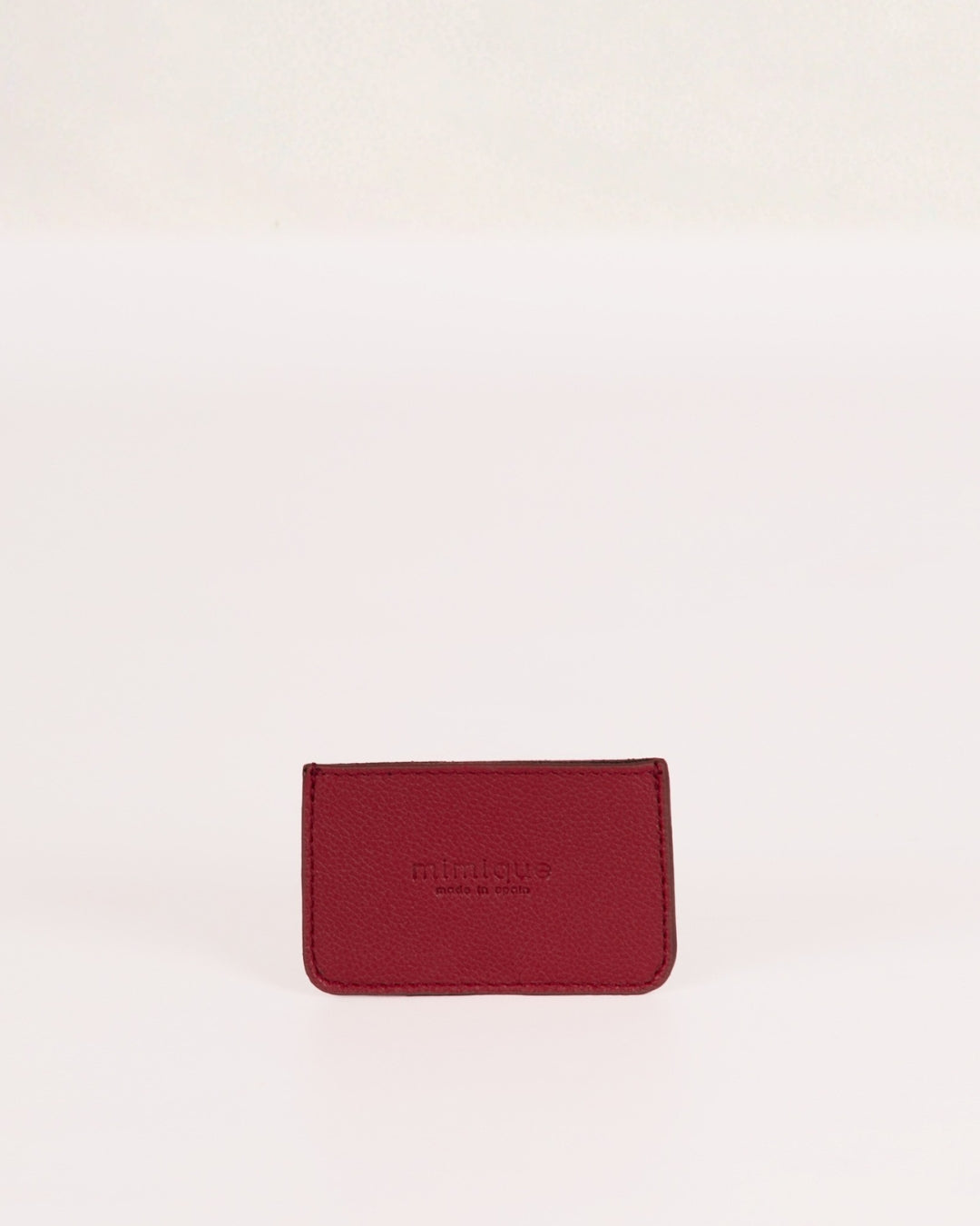 Tarjetero compacto de piel premium rojo guinda Mimique. Hecho en España