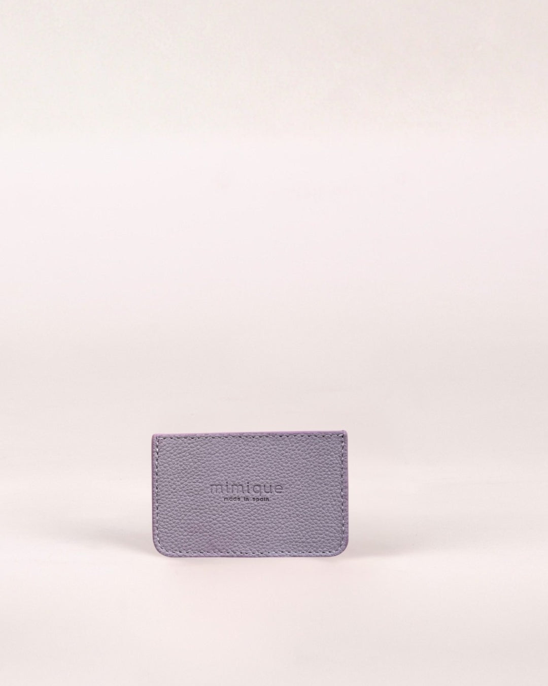 Tarjetero de piel Mimique color lila lavanda hecho a mano en España en piel de alta calidad diseño cómodo y resistente