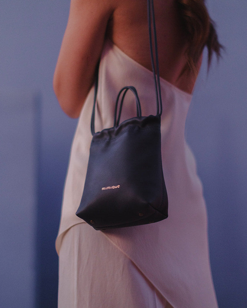 Bolso bombonera para mujer Cue de Mimique en piel navy azul marino de gran calidad. Bandolera made in Spain. Cierre seguro