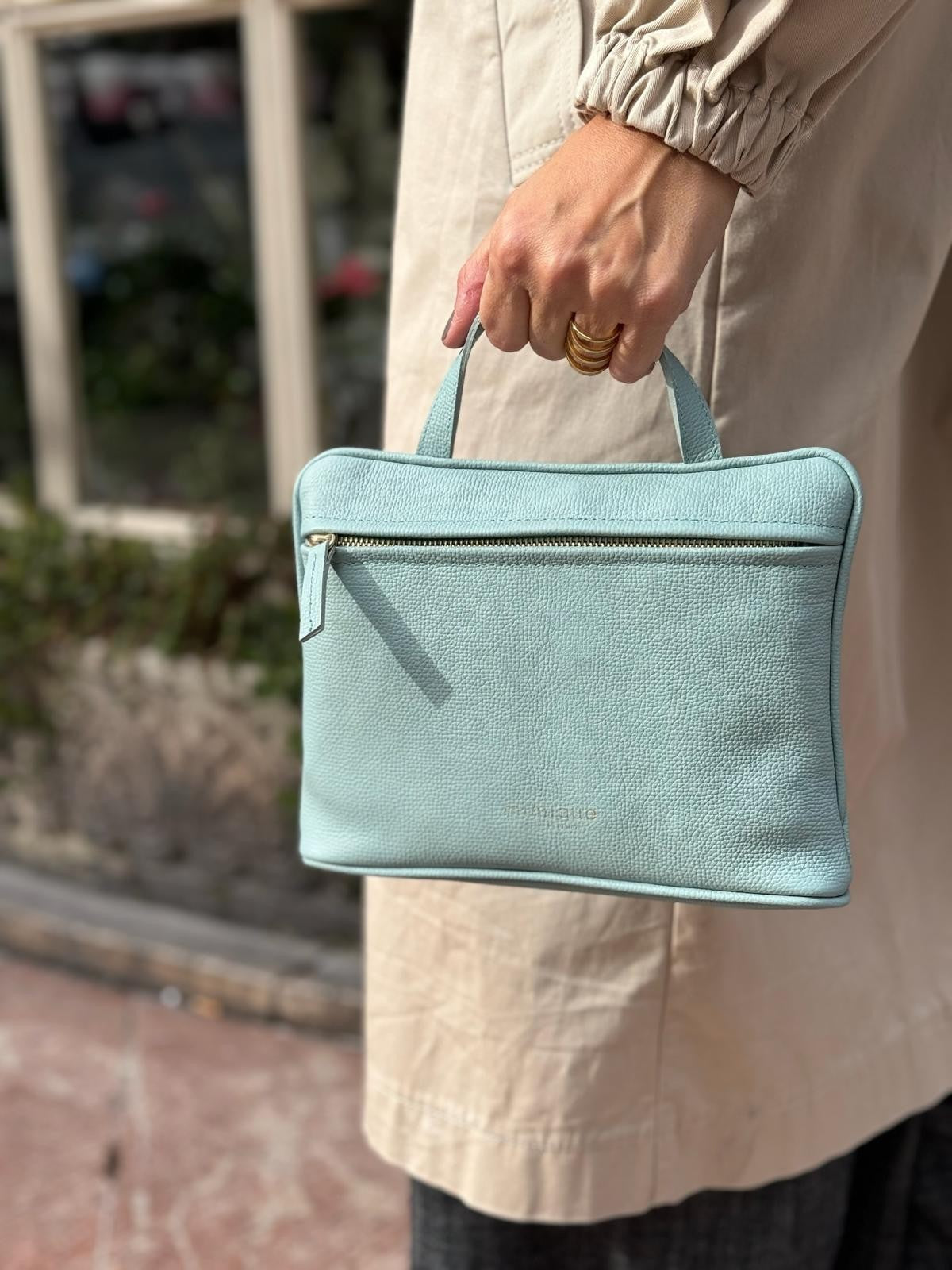 Bolso de mujer ligero y funcional en piel América color verde azul. Bandolera de tamaño pequeño.