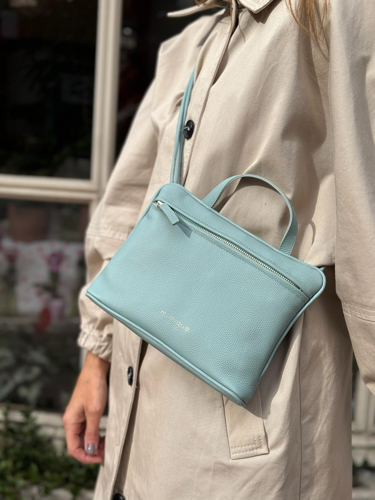 Bolso de mujer ligero y funcional en piel América color verde azul. Bandolera de tamaño pequeño.