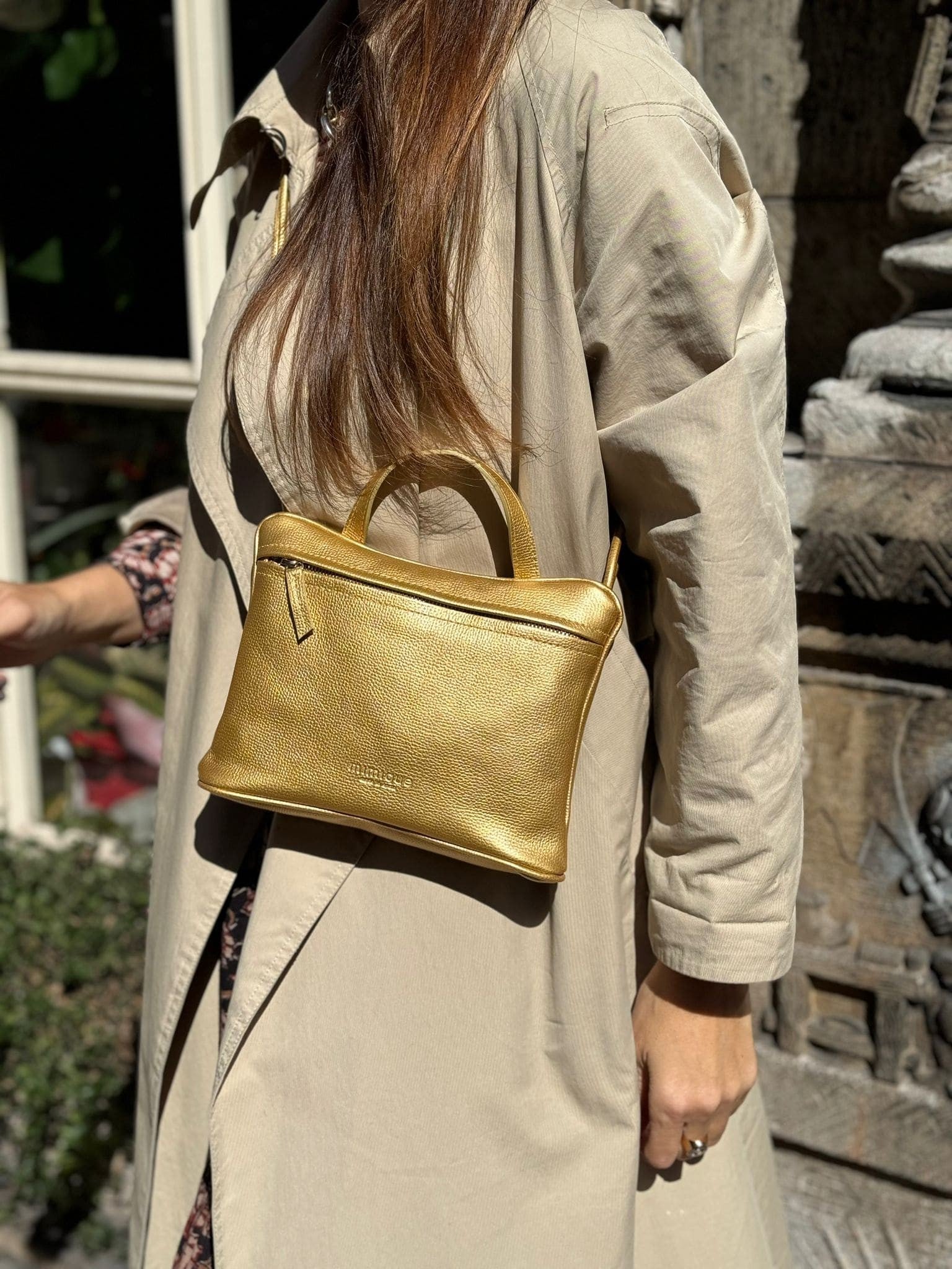 Bolso de mujer ligero y funcional en piel América color verde caqui. Bandolera de tamaño pequeño.