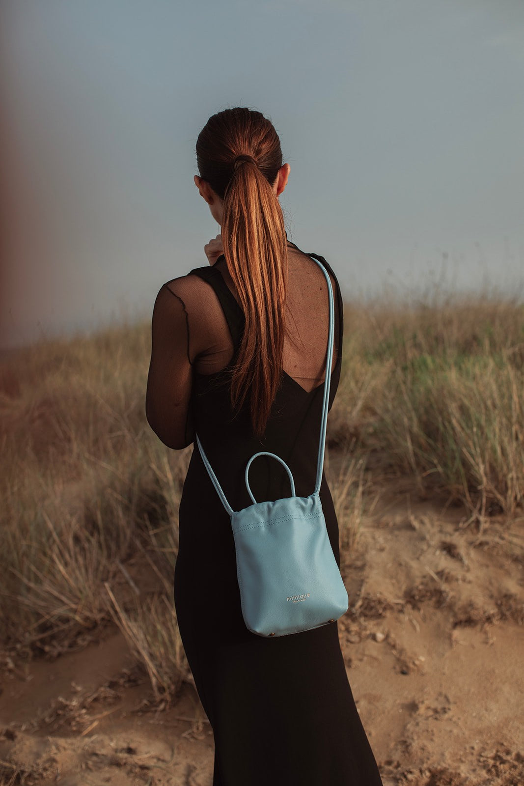 Bolso bandolera de piel azul bebé CUE - hecho a mano en España