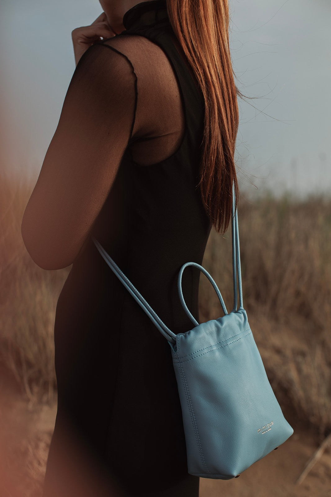 Bolso bandolera de piel azul bebé CUE - hecho a mano en España