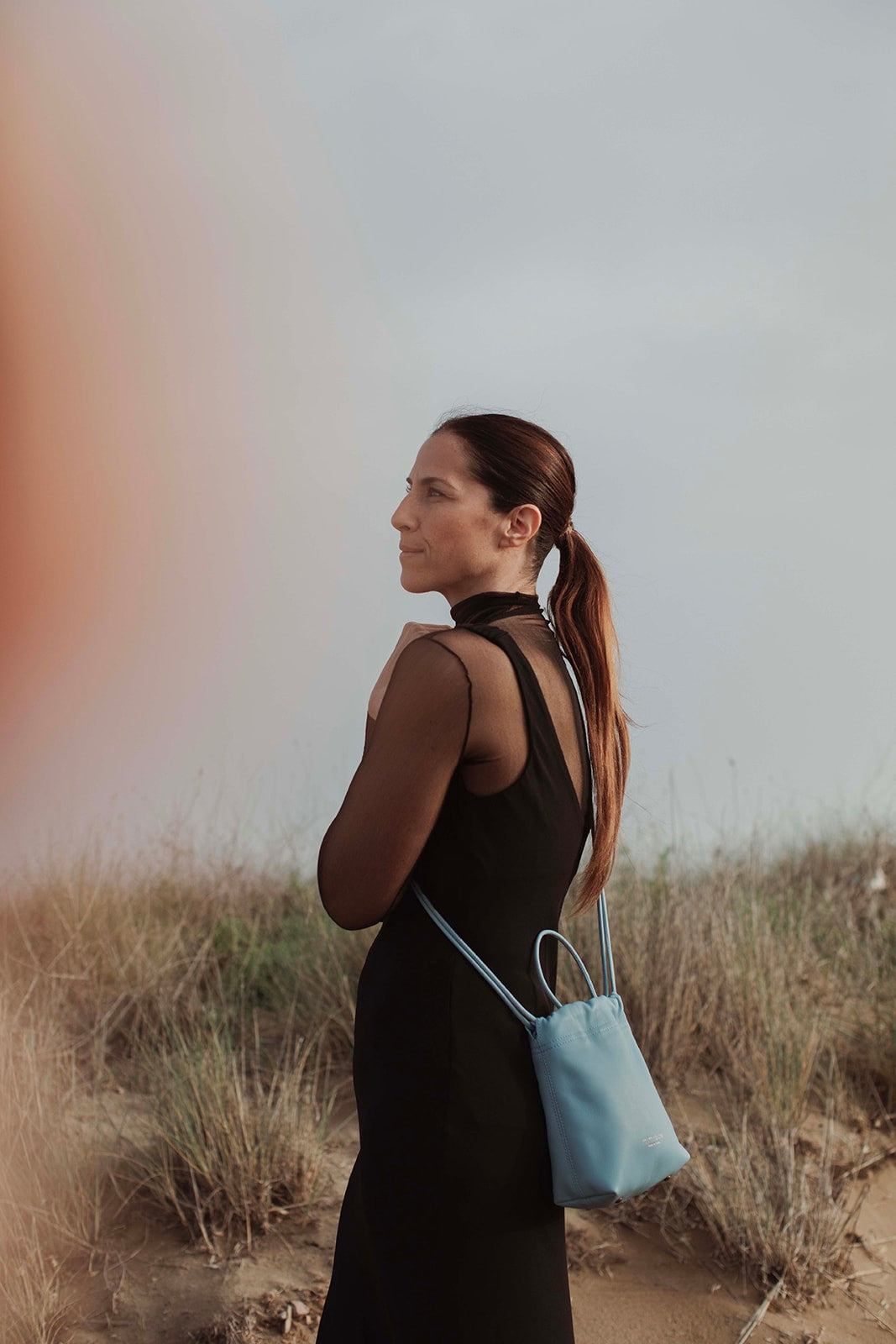 Bolso bandolera de piel azul bebé CUE - hecho a mano en España