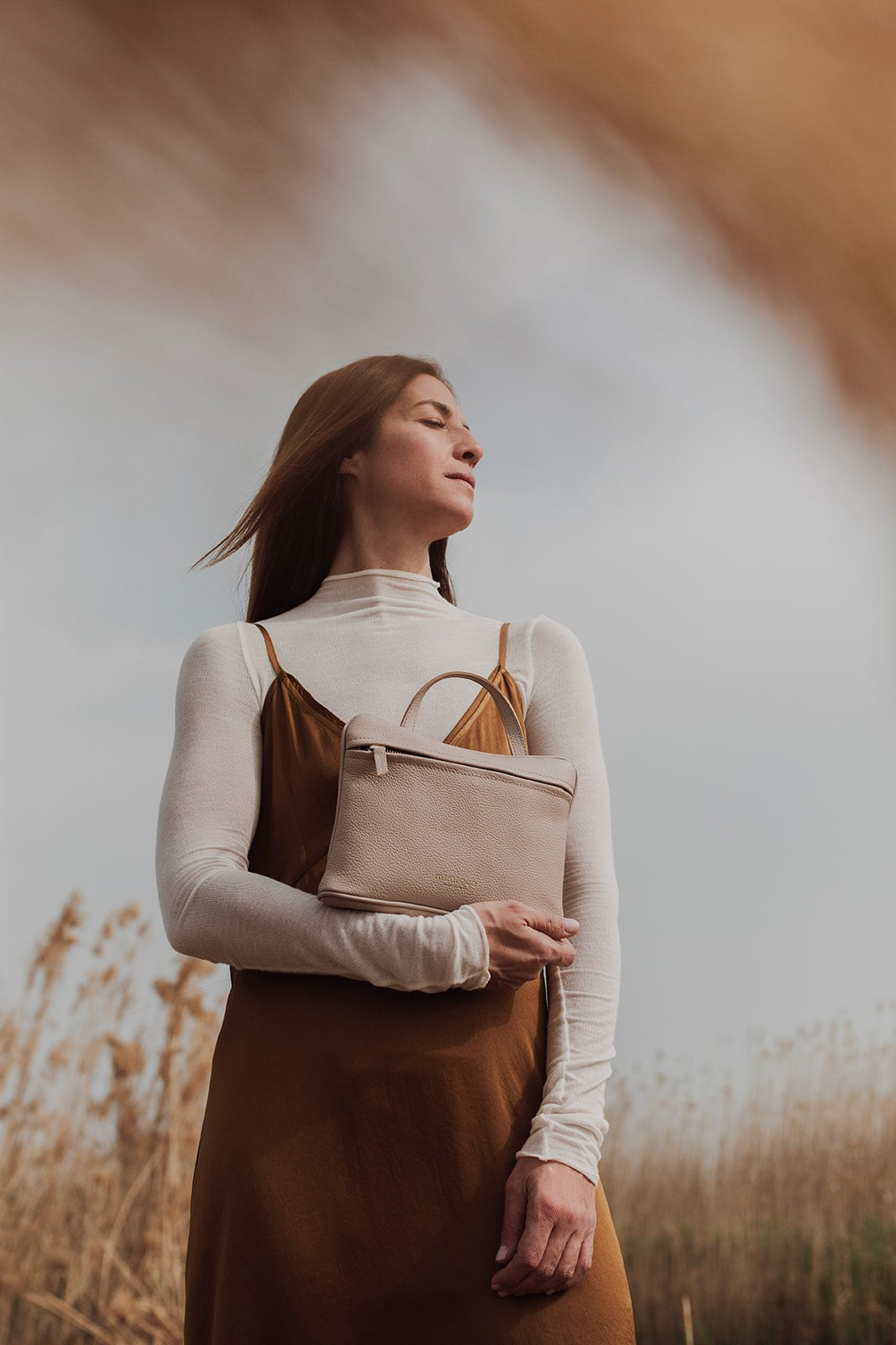 Bolso de piel bandolera ligero y funcional con un diseño elegante y sencillo.