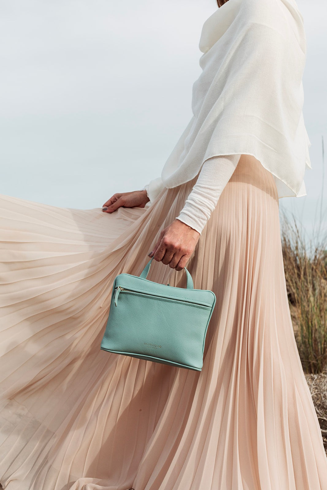 Bolso de mujer ligero y funcional en piel América color verde azul. Bandolera de tamaño pequeño.