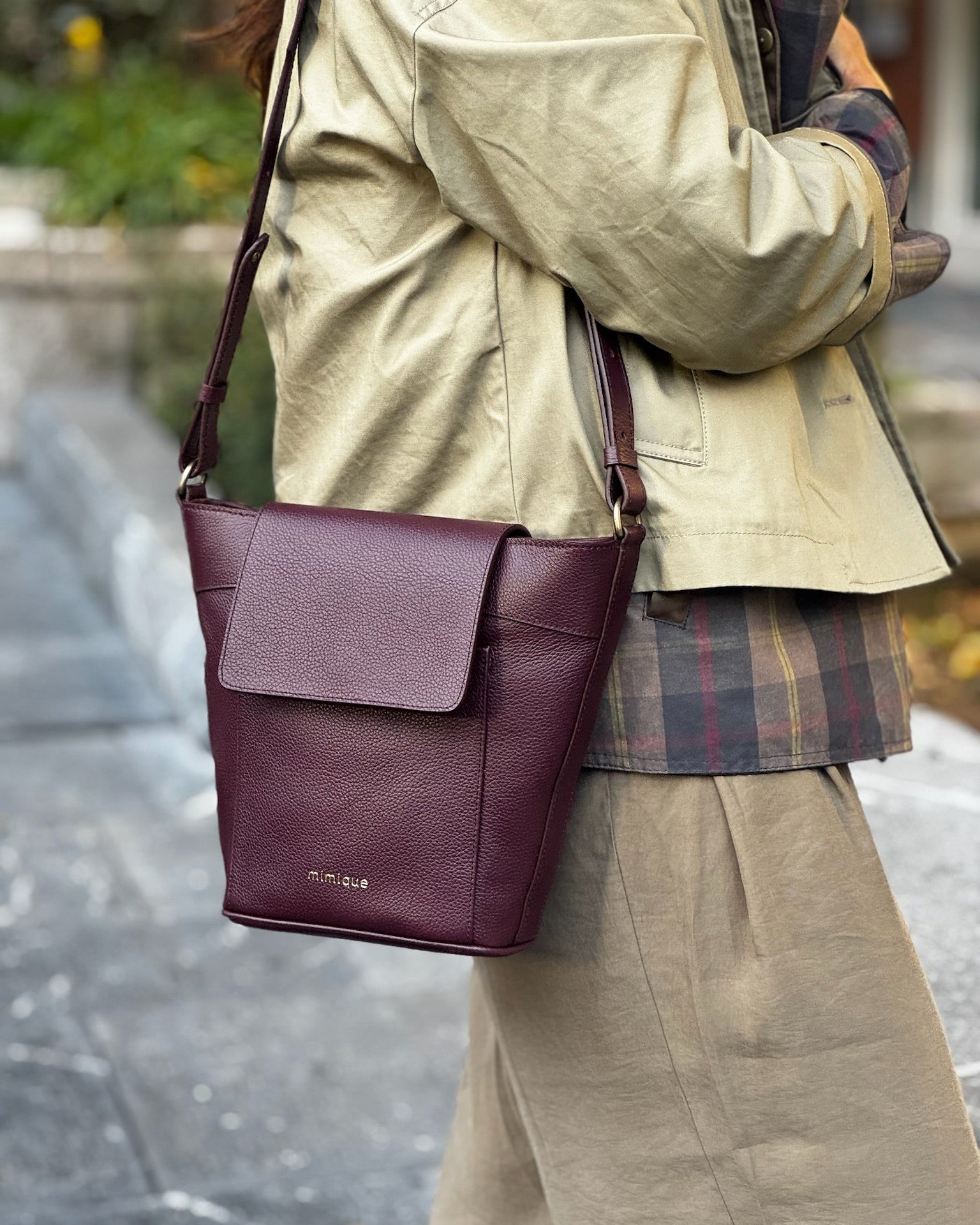 Bolso de piel para mujer Andrín Mimique. Color burdeos. Bandolera grande calidad hecha en España