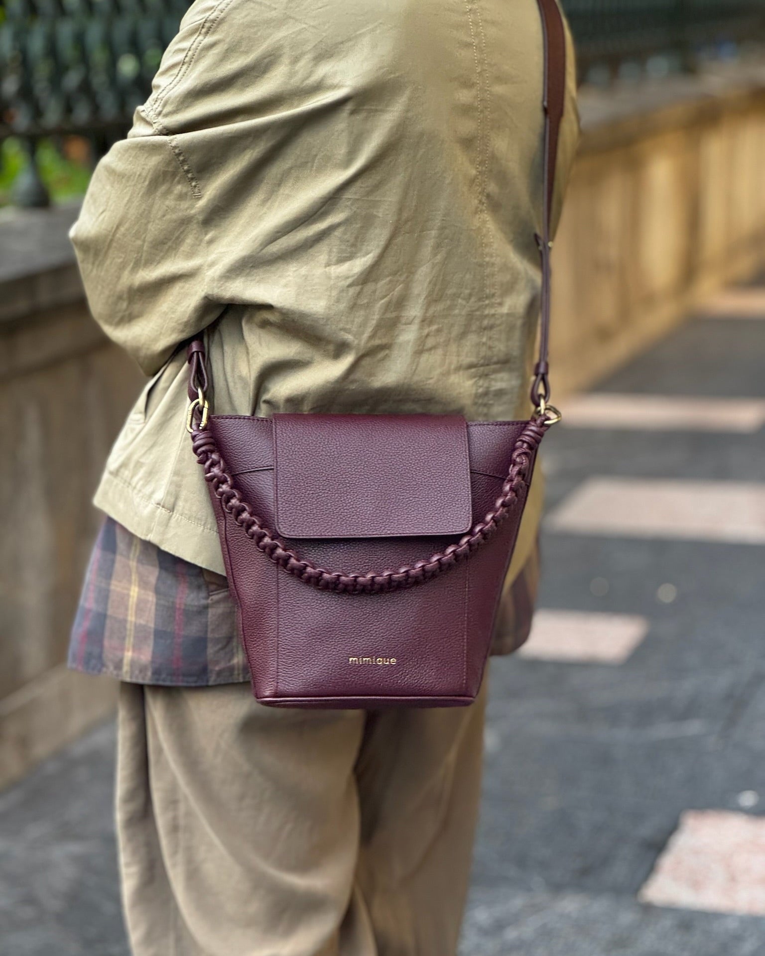 Bolso de piel para mujer Andrín Mimique. Color burdeos. Bandolera grande calidad hecha en España