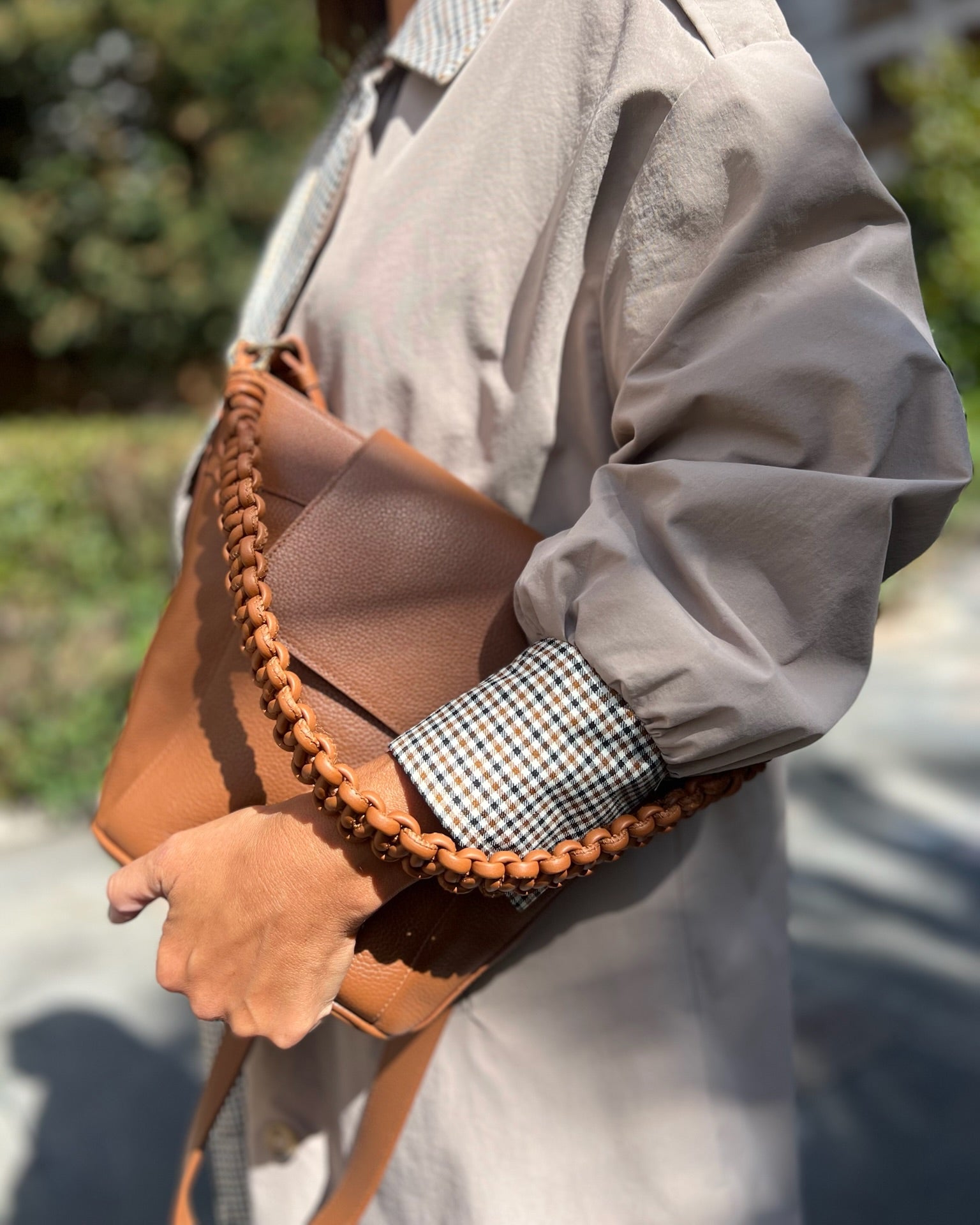 Bolso para mujer Andrín con asa de piel trenzada Mimique color cuero. Hecha a mano en España