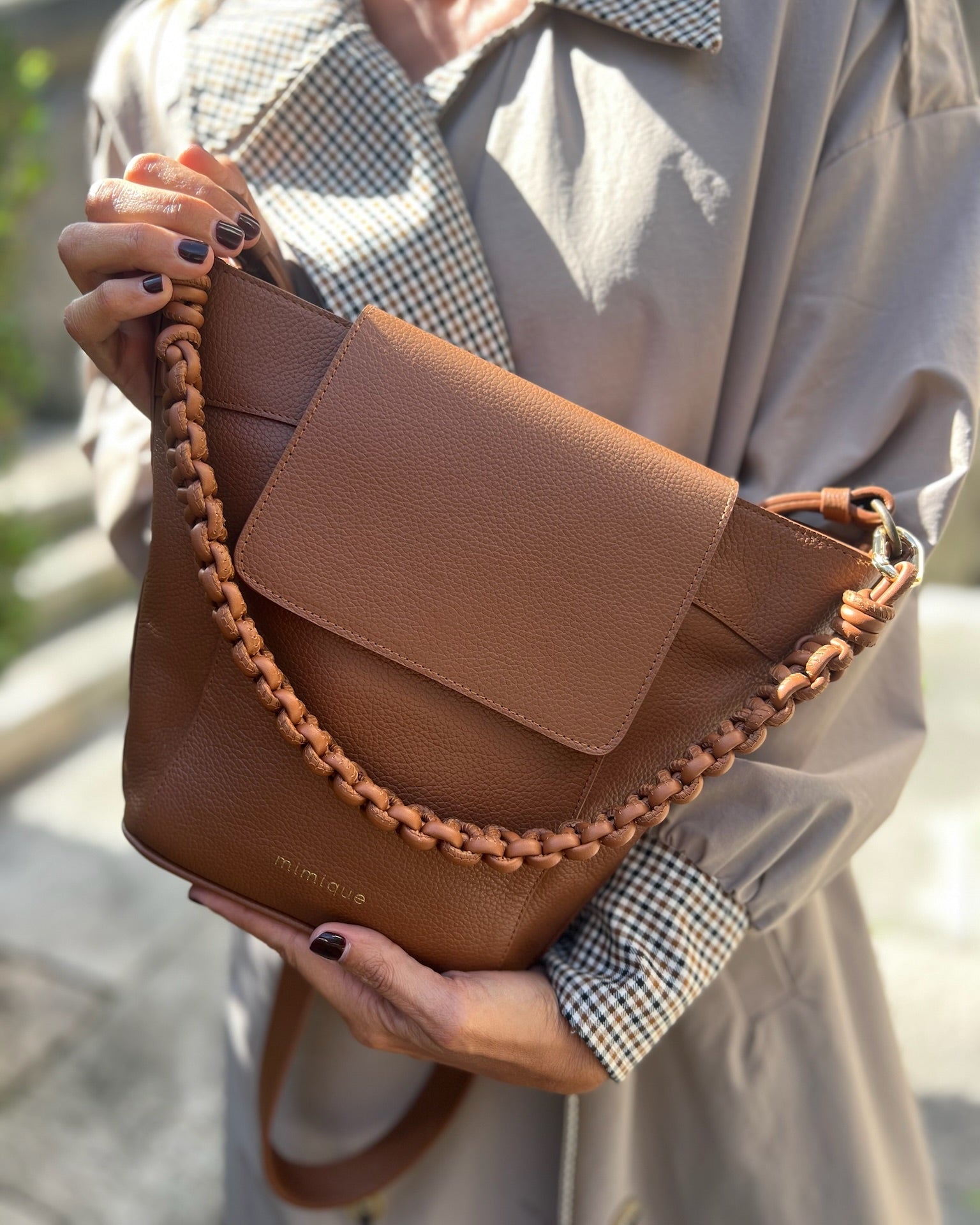 Bolso para mujer Andrín con asa de piel trenzada Mimique color cuero. Hecha a mano en España