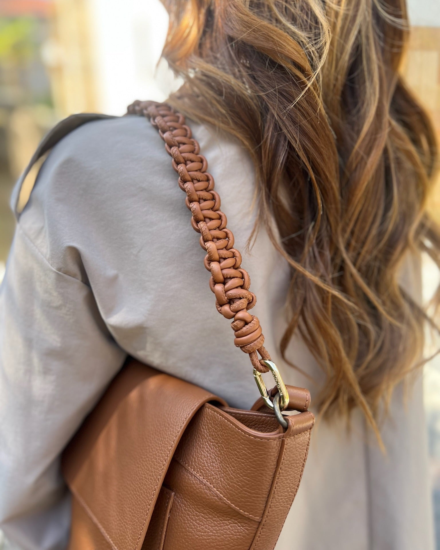 Bolso para mujer Andrín con asa de piel trenzada Mimique color cuero. Hecha a mano en España