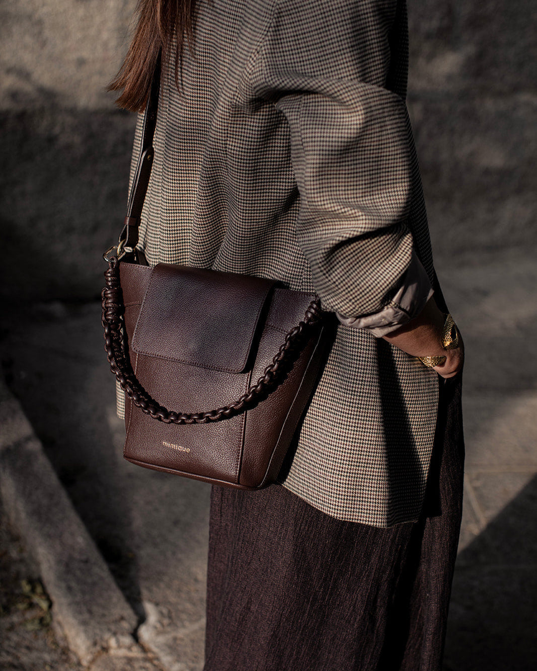 Bolso de piel para mujer Andrín de Mimique. Color marrón chocolate. Hecho en España