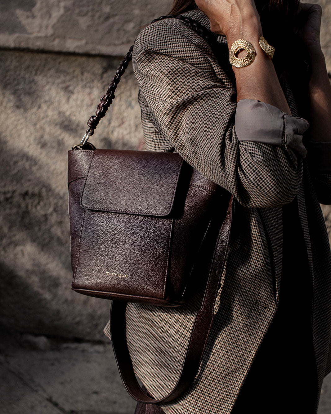 Bolso de piel para mujer Andrín de Mimique. Color marrón chocolate. Hecho en España