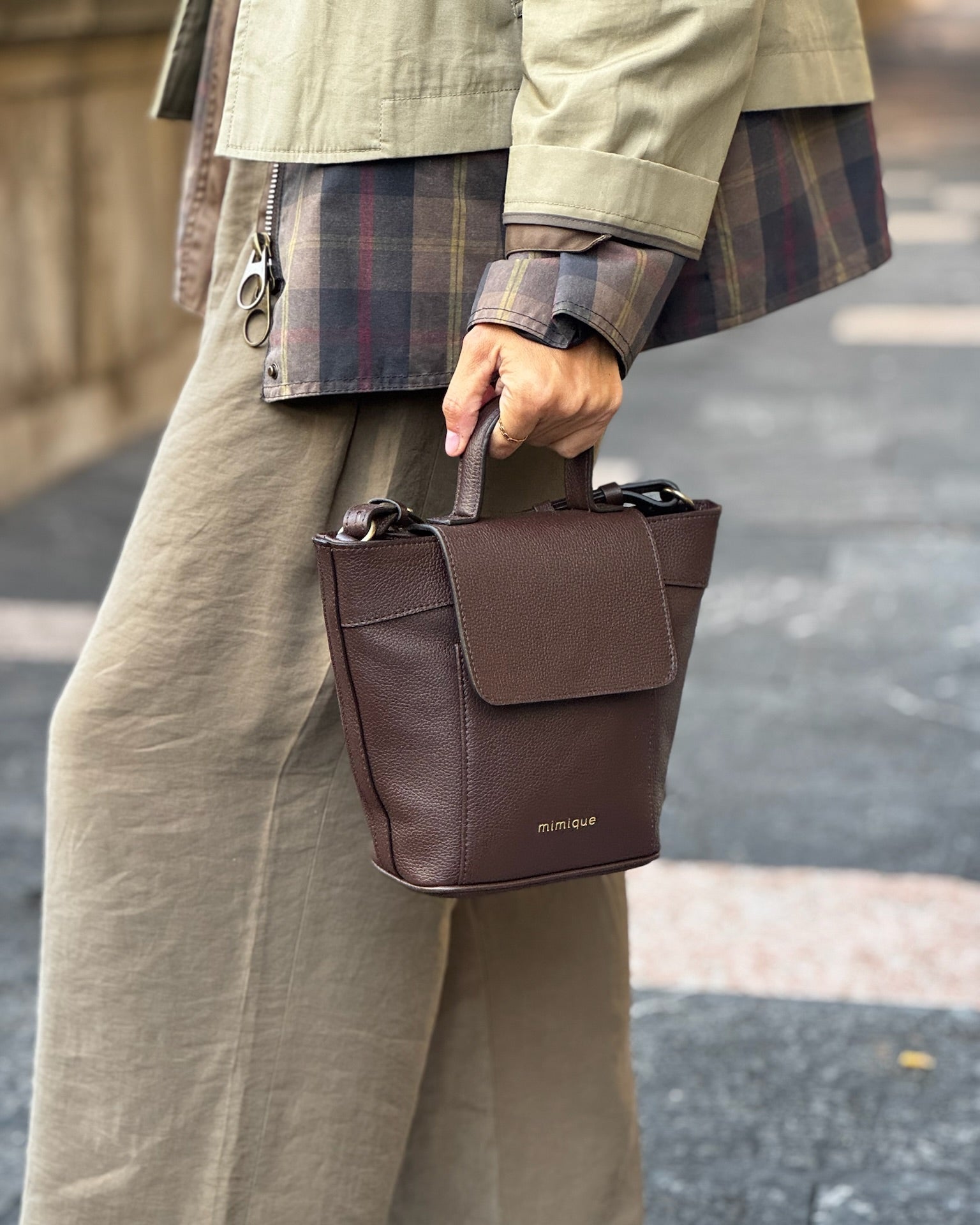 Bolso bandolera ajustable Andrín Mini de Mimique. Piel color marrón  chocolate