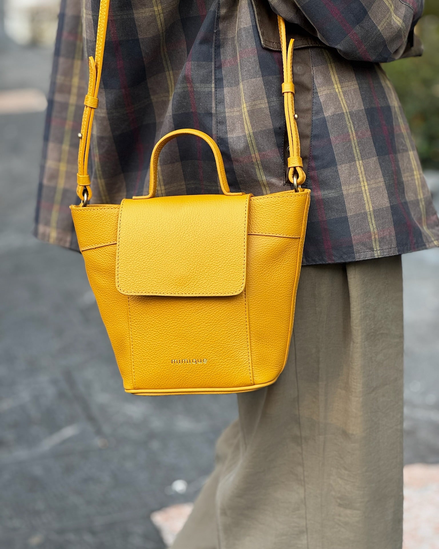 Bolso bandolera con tapa Andrín mini Mimique. Color mostaza. Piel de máxima calidad