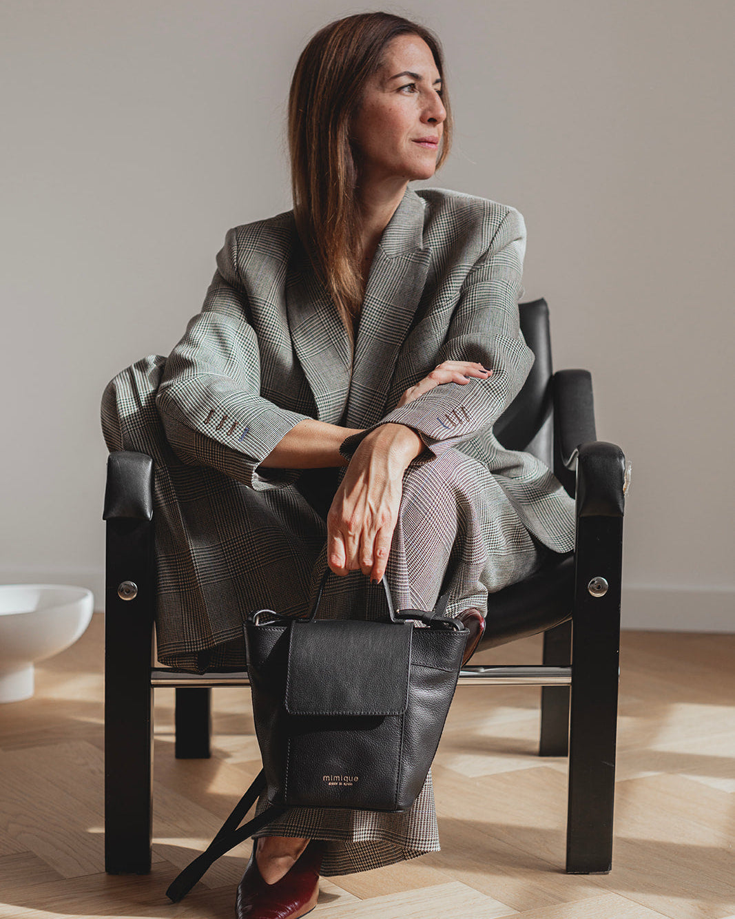 Bolso de piel negro Andrín mini Mimique. Bandolera ajustable y cierre con cremallera. Calidad made in Spain