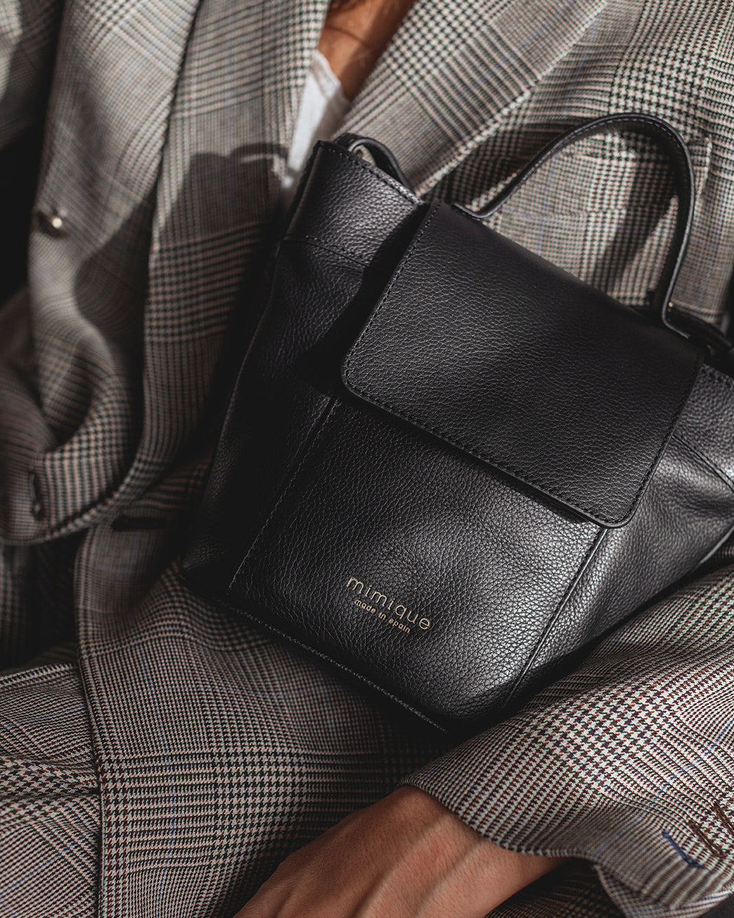 Bolso de piel negro Andrín mini Mimique. Bandolera ajustable y cierre con cremallera. Calidad made in Spain