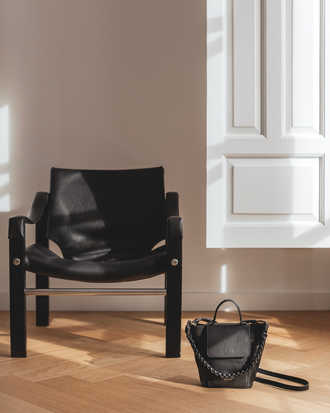 Bolso de piel negro Andrín mini Mimique. Bandolera ajustable y cierre con cremallera. Calidad made in Spain