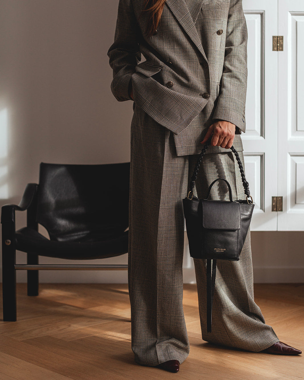 Bolso de piel negro Andrín mini Mimique. Bandolera ajustable y cierre con cremallera. Calidad made in Spain