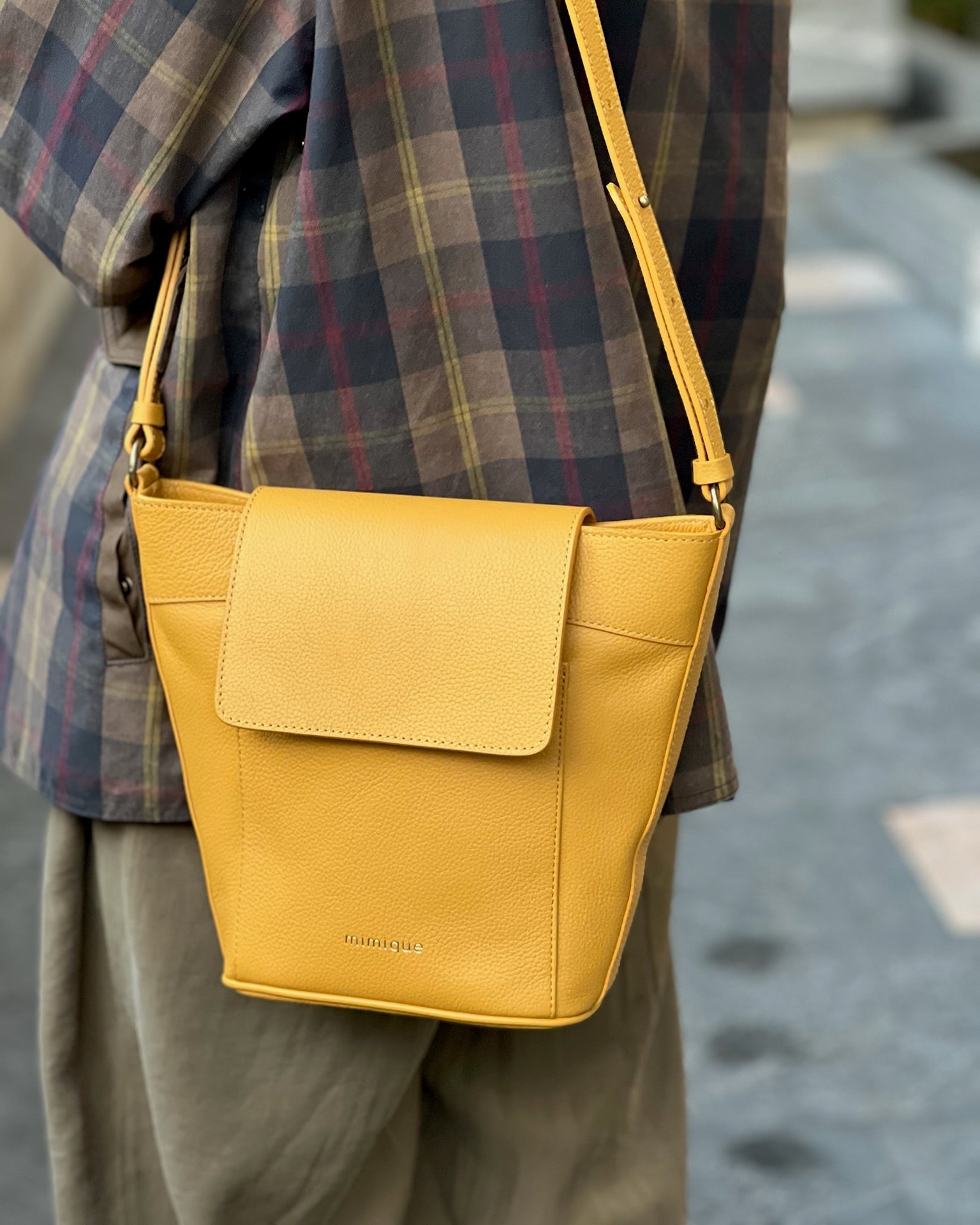 Bolso grande de piel Andrín Mimique mostaza. Bandolera regulable. Made in Spain