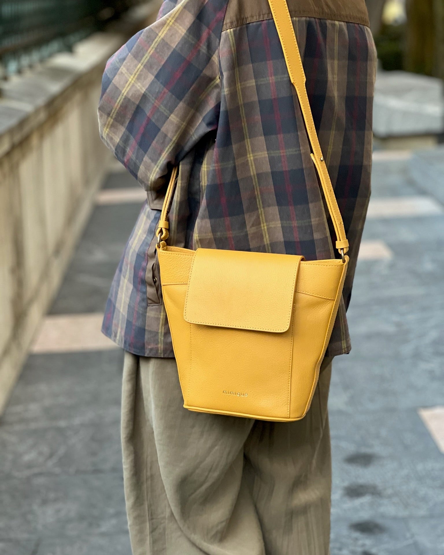 Bolso grande de piel Andrín Mimique mostaza. Bandolera regulable. Made in Spain