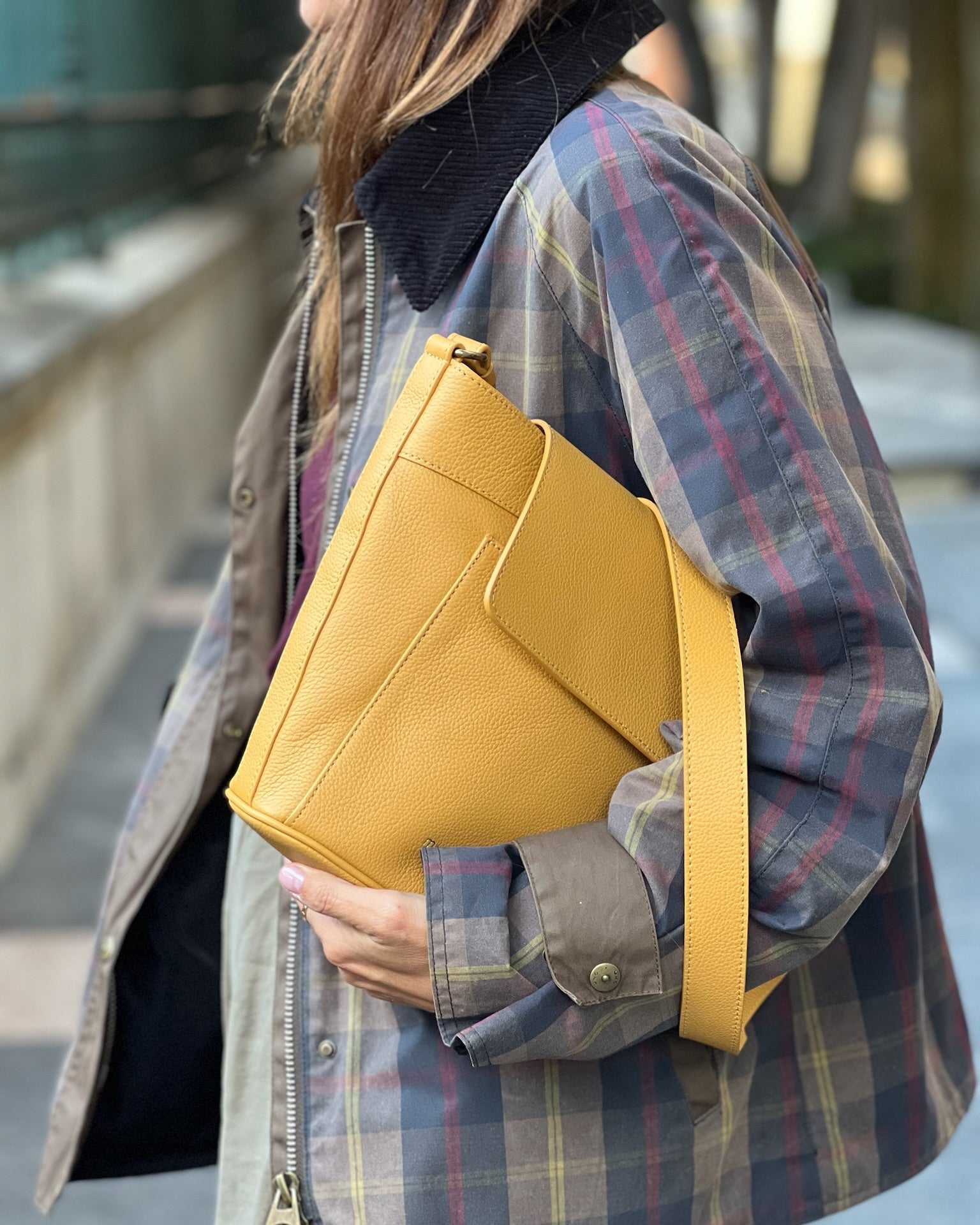 Bolso grande de piel Andrín Mimique mostaza. Bandolera regulable. Made in Spain