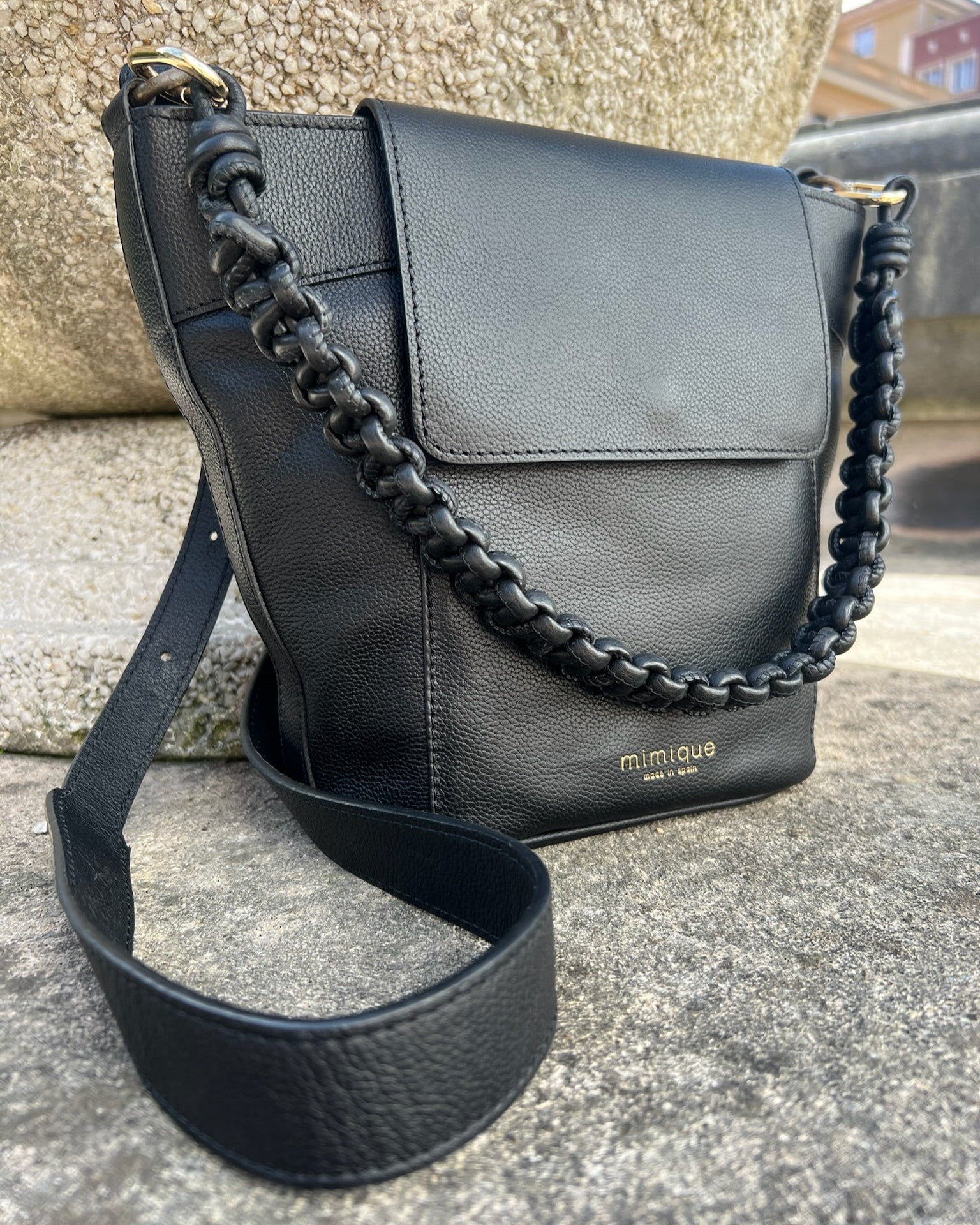 Bolso de piel para mujer Andrín de Mimique. Color negro. Bandolera ajustable