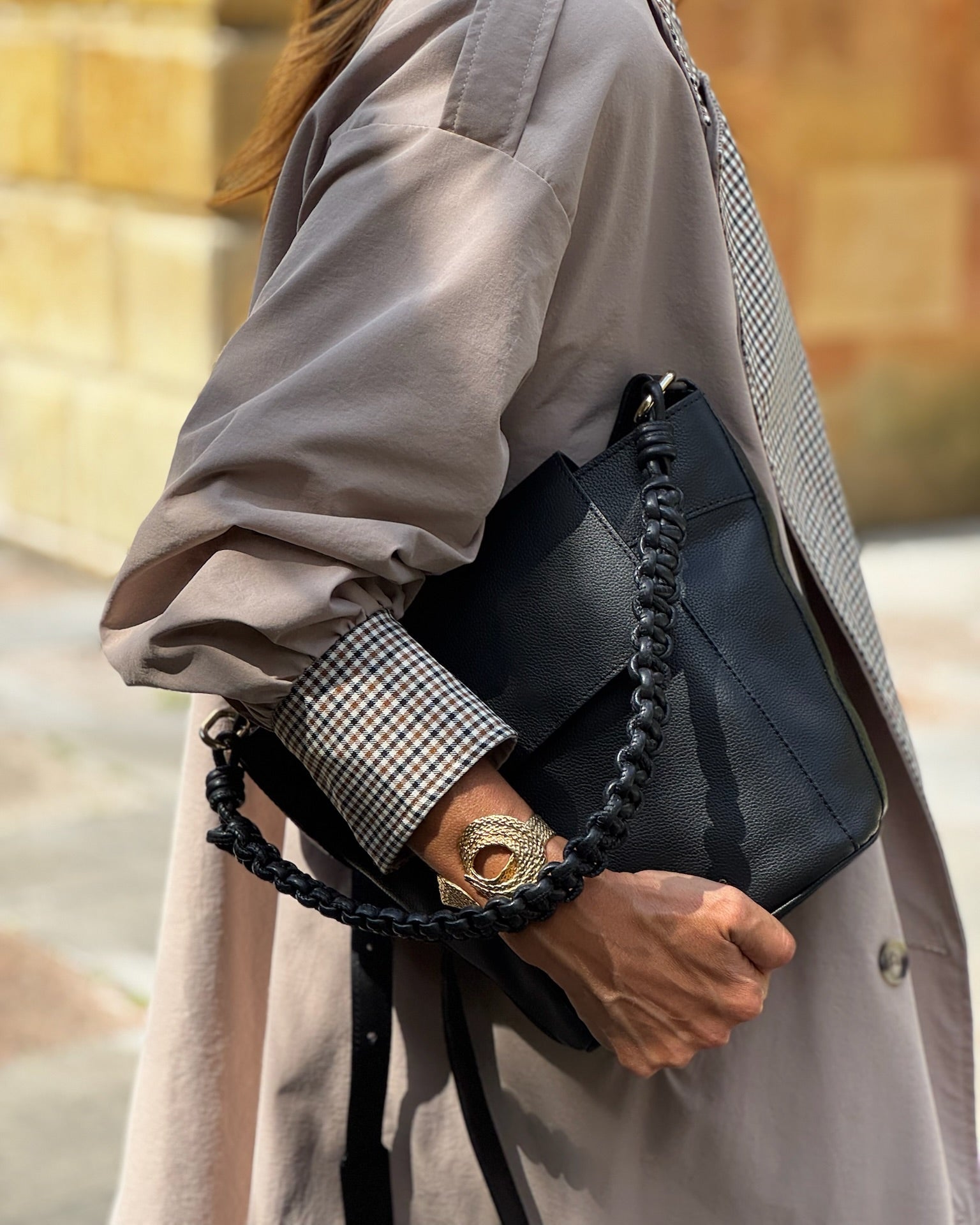 Bolso de piel para mujer Andrín de Mimique. Color negro. Bandolera ajustable