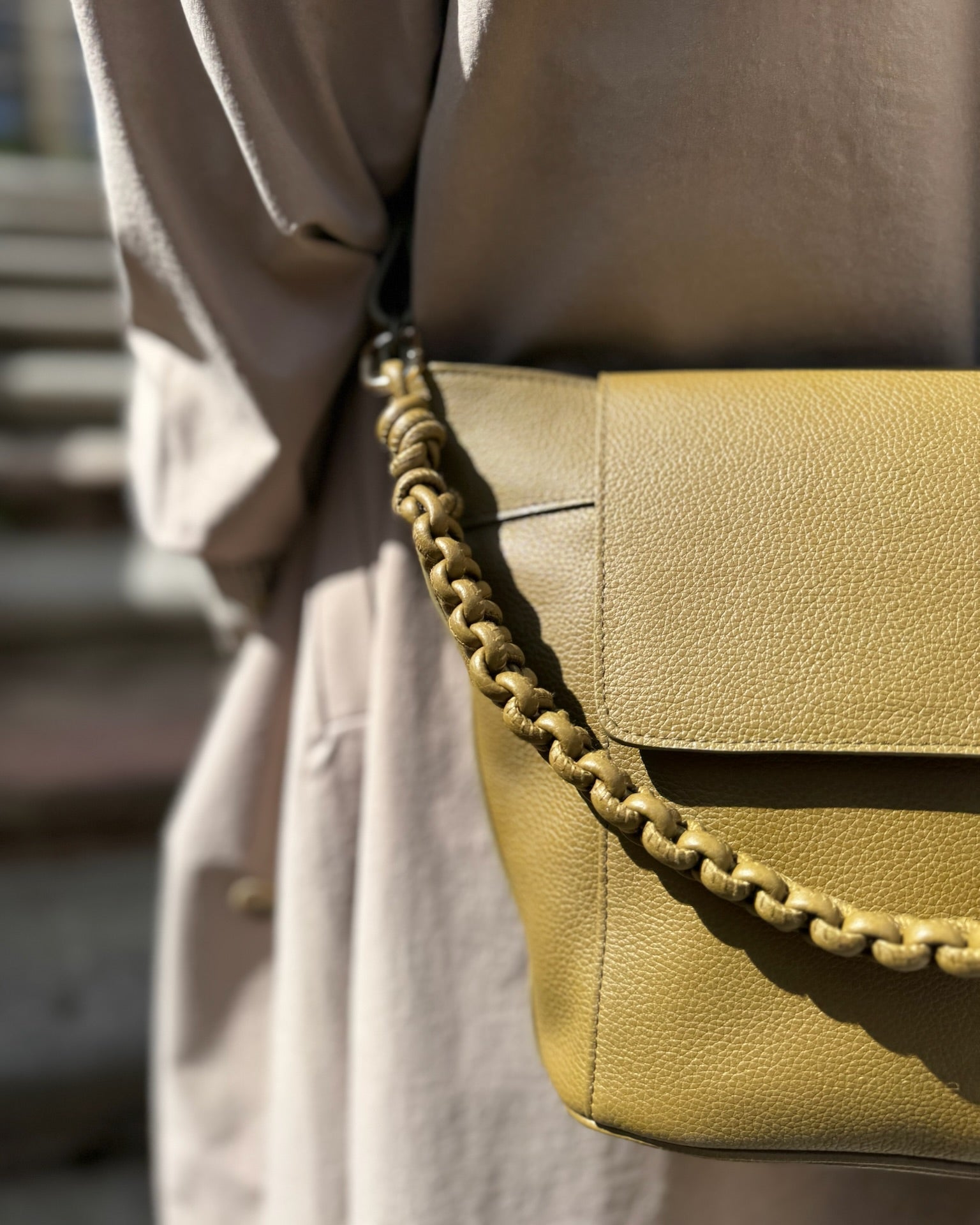 Bolso bandolera ajustable Andrín Mimique de piel verde. Cremallera y tapa