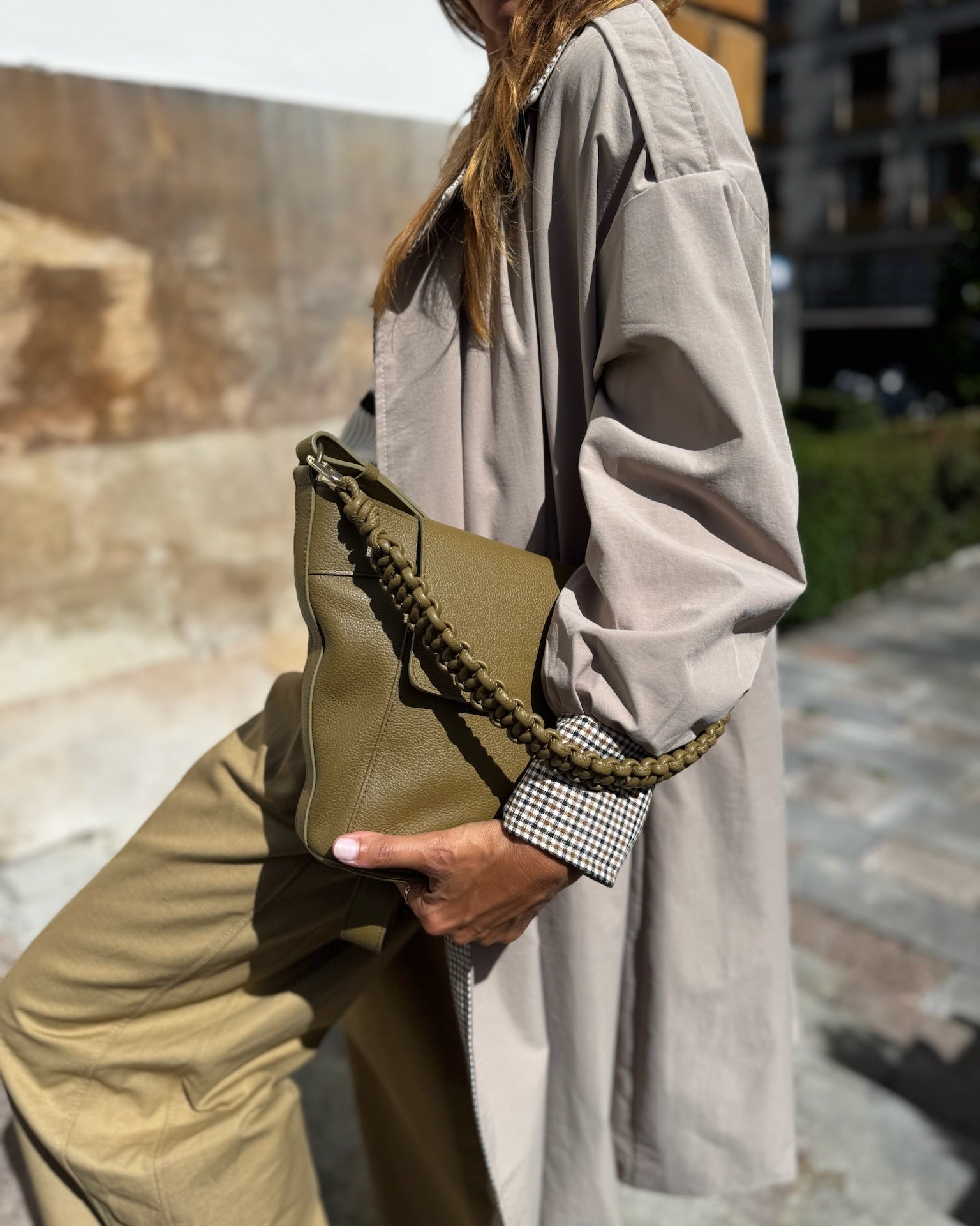 Bolso bandolera ajustable Andrín Mimique de piel verde. Cremallera y tapa