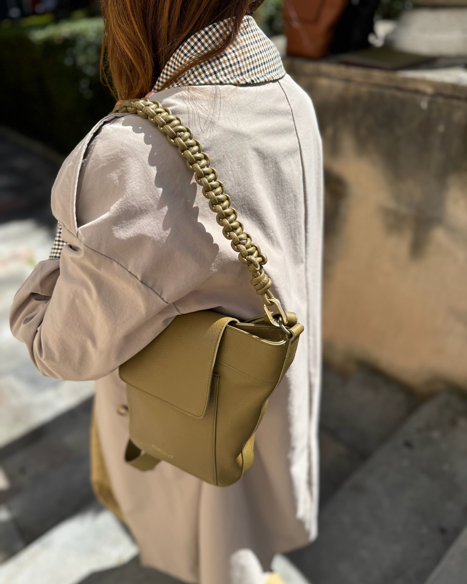 Bolso bandolera ajustable Andrín Mimique de piel verde. Cremallera y tapa