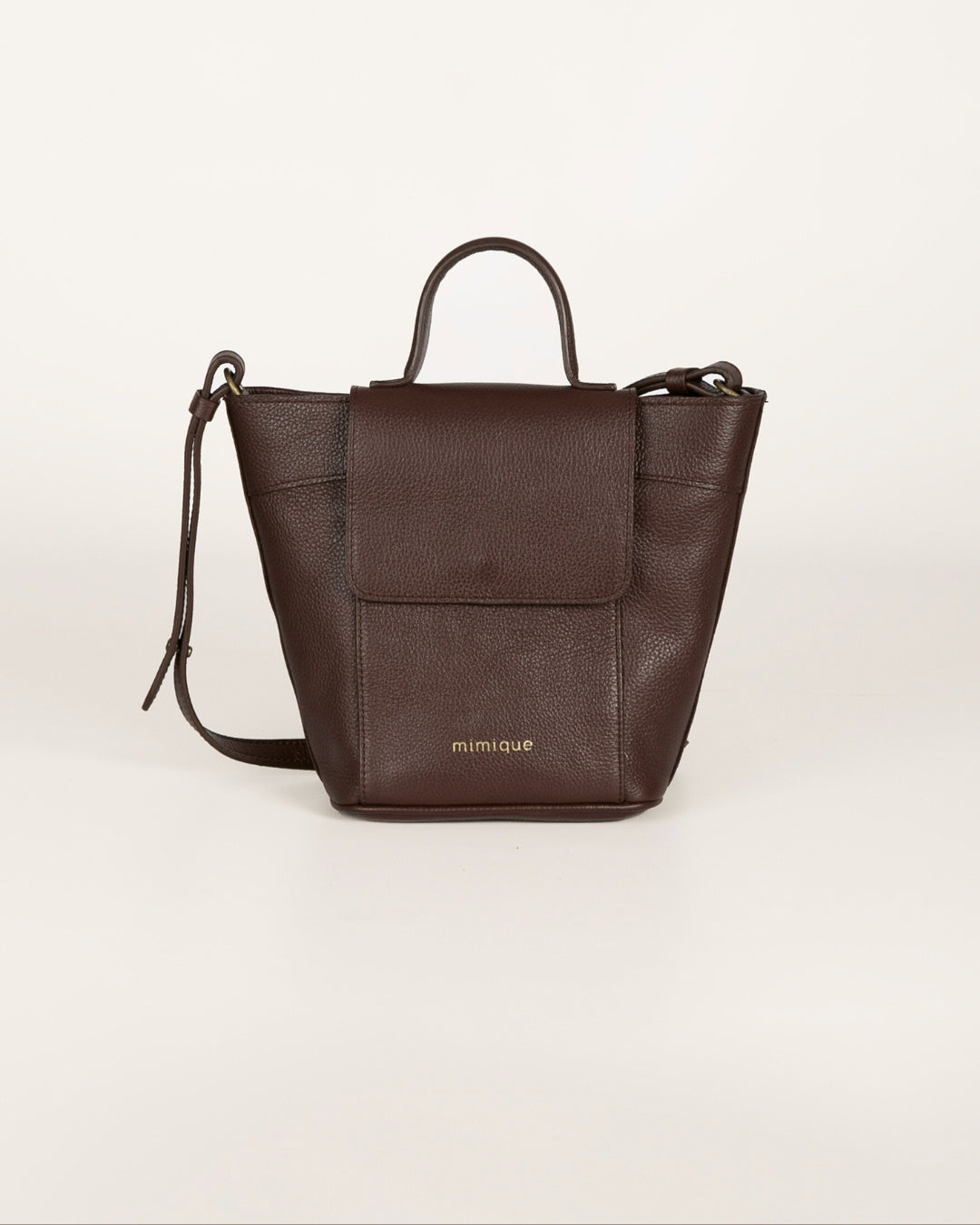 Bolso bandolera ajustable Andrín Mini de Mimique. Piel color marrón  chocolate