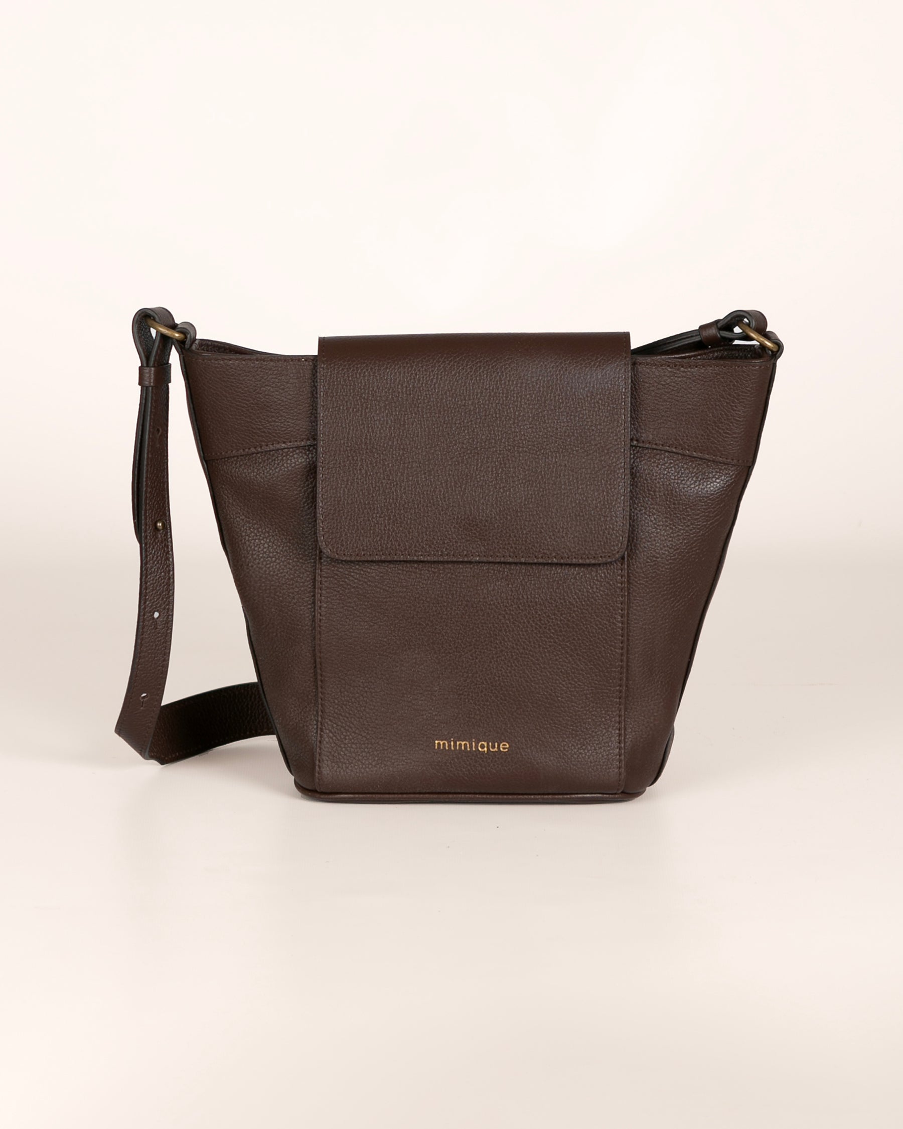 Bolso de piel para mujer Andrín de Mimique. Color marrón chocolate. Hecho en España