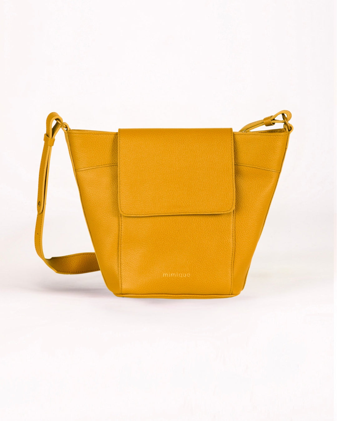 Bolso grande de piel Andrín Mimique mostaza. Bandolera regulable. Made in Spain