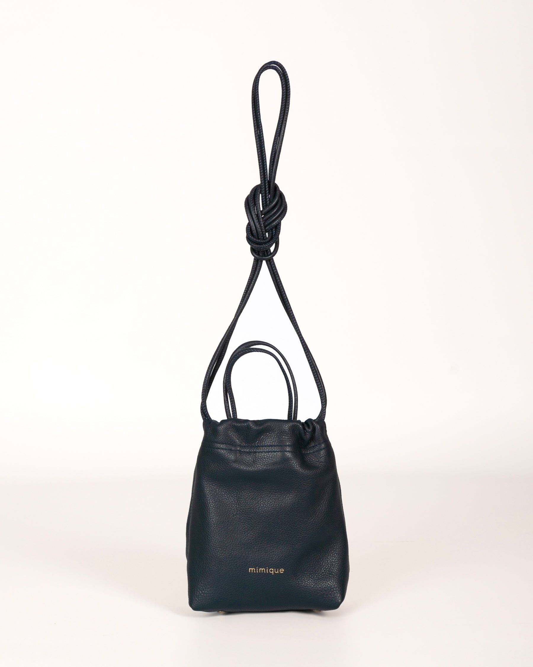 Bolso bombonera pequeña de piel navy Cue de Mimique. Made in Spain
