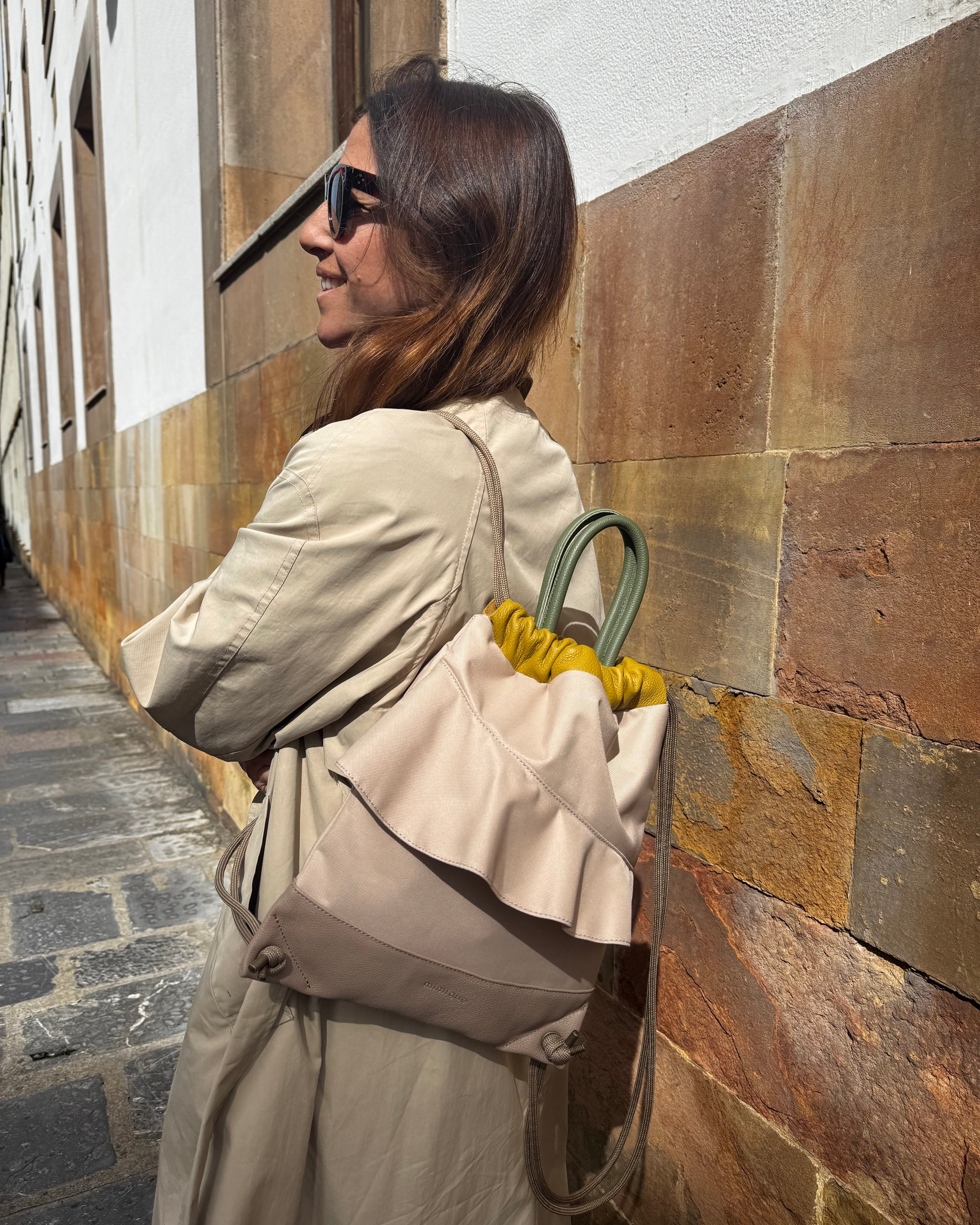 Mochila para mujer Zahora mini de Mimique en piel y loneta beige. Ligera con gran capacidad